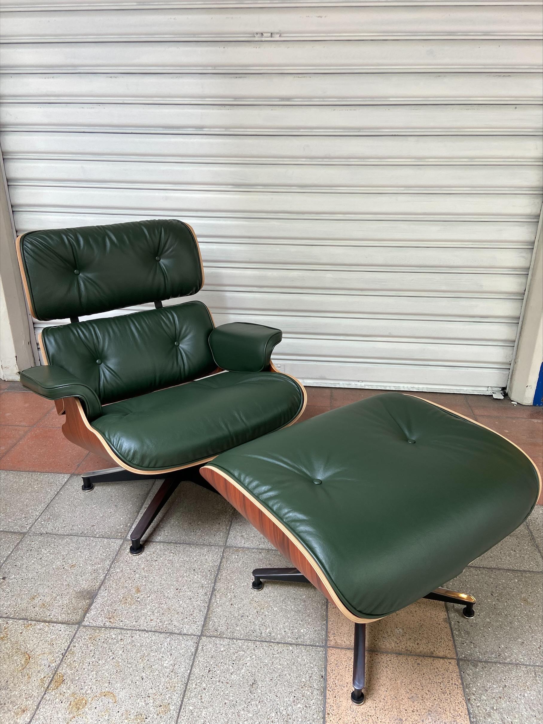 Charles EAMES Lounge chair and ottoman in green leather and rosewood
Publisher Herman Miller USA
2011
With his certificate
In a perfect state
Armchair size: height: 81.28 cm, wide: 83.185cm, length. 83.185cm
Ottoman size: height: 43.81 cm,