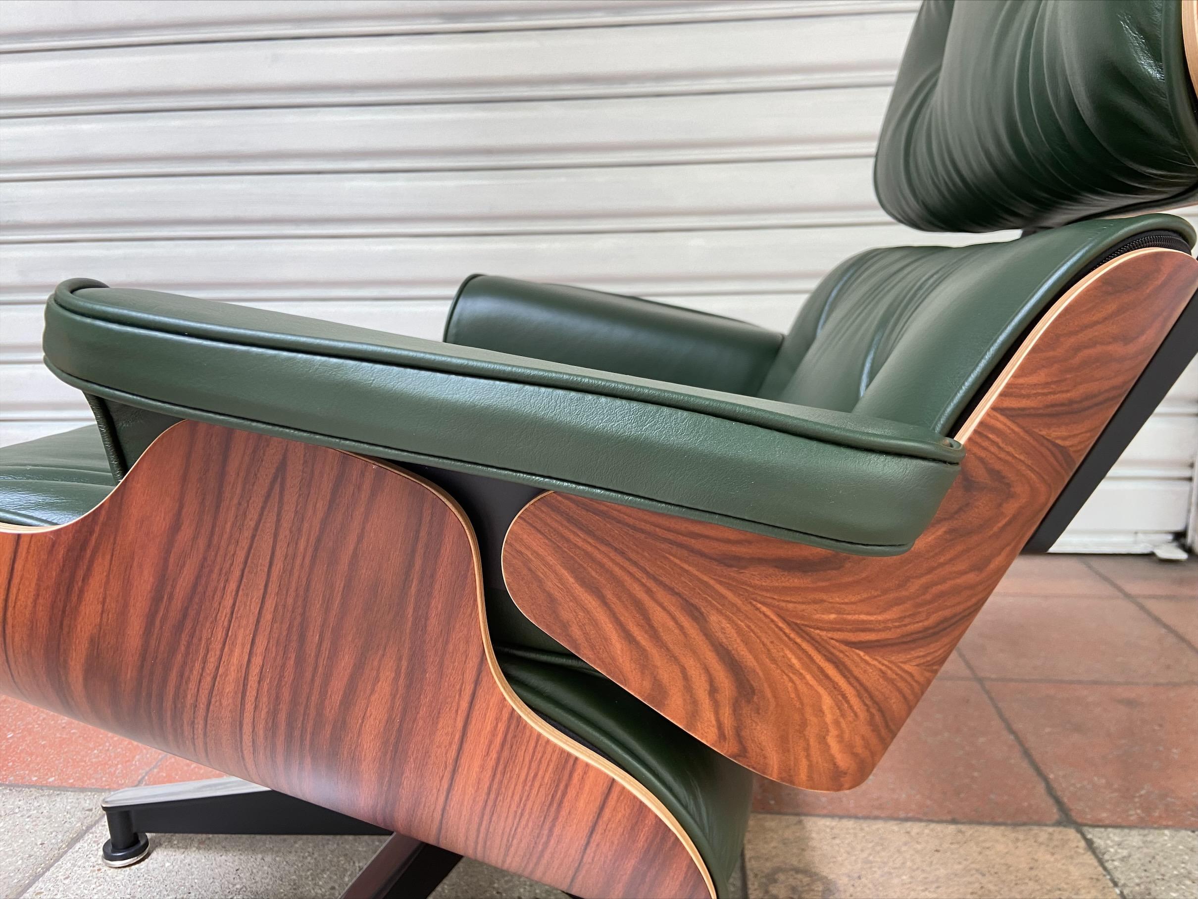 Charles Eames Lounge Chair and Ottoman in Green Leather and Rosewood, 2011 In Good Condition In Saint ouen, FR