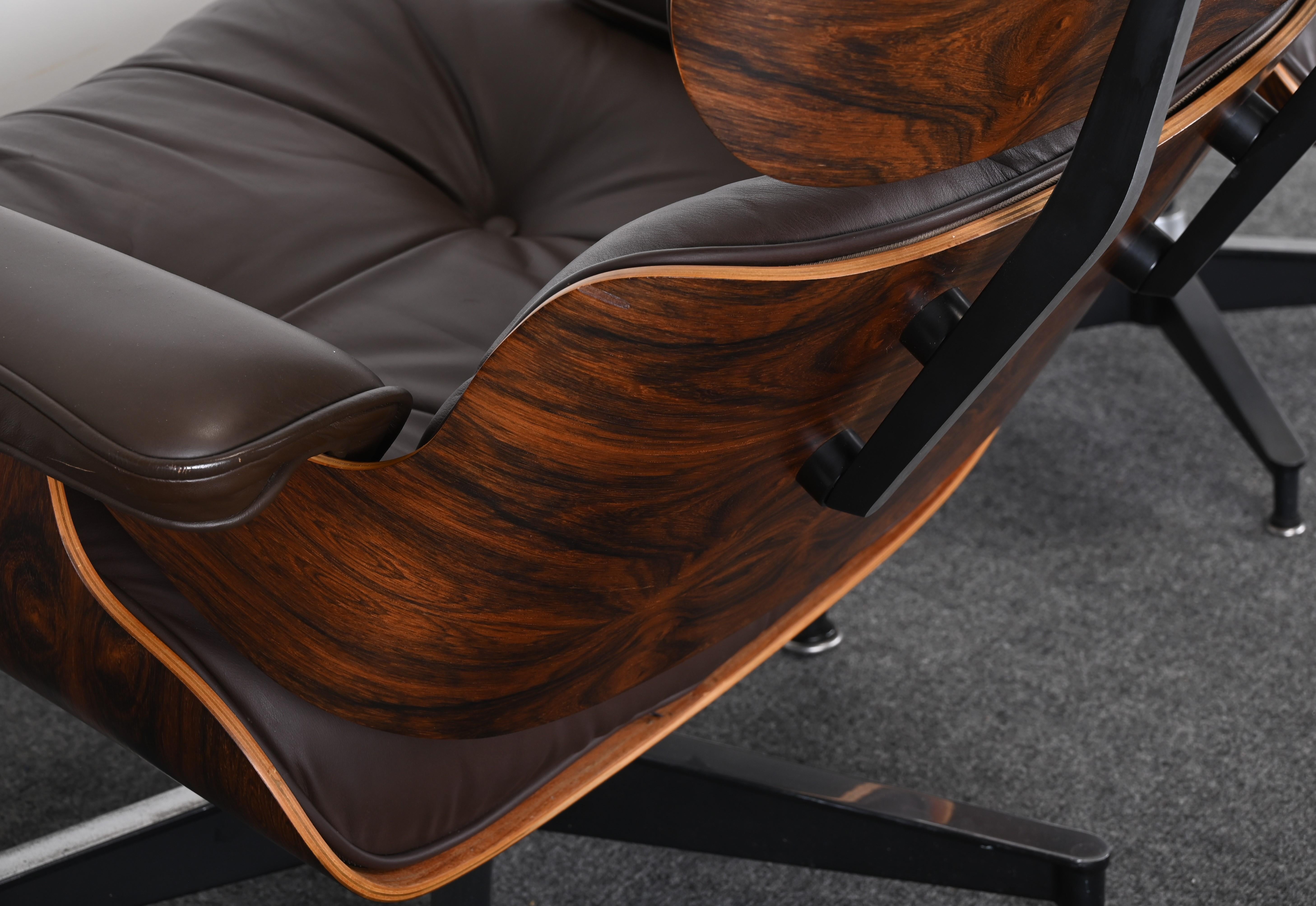 Charles Eames Lounge Chair and Ottoman in Rosewood and Chocolate Leather, 1977 4