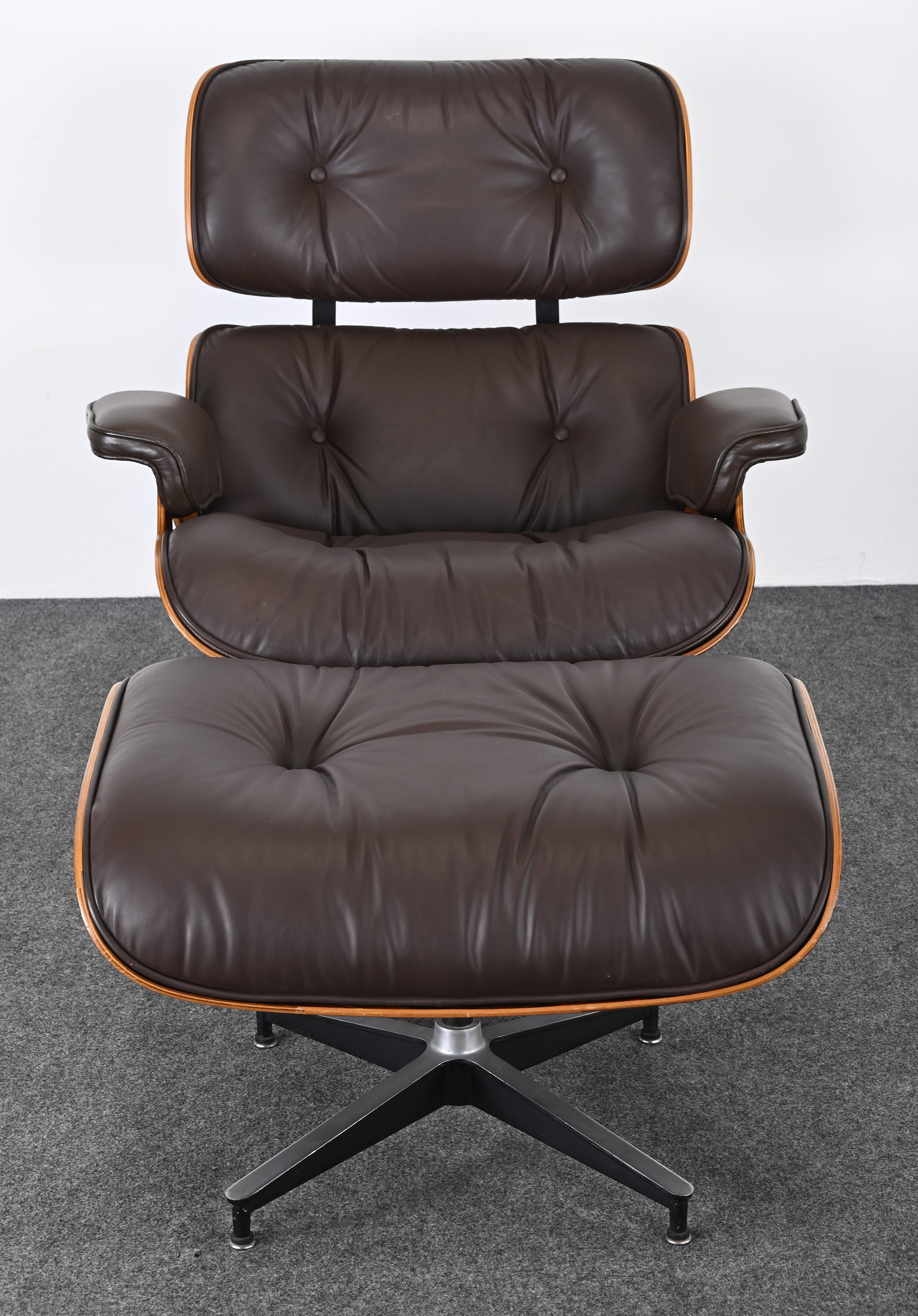 American Charles Eames Lounge Chair and Ottoman in Rosewood and Chocolate Leather, 1977