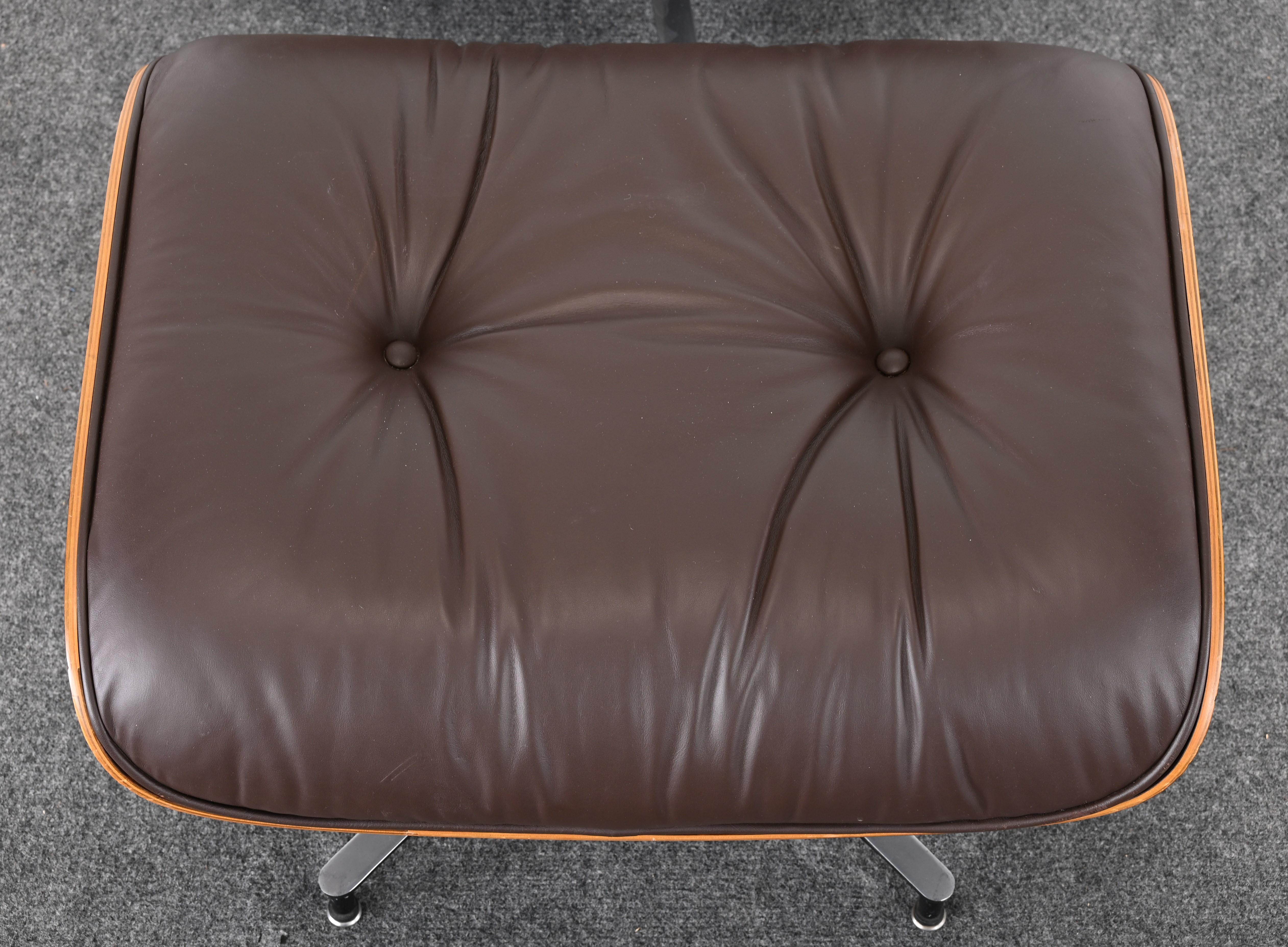 Late 20th Century Charles Eames Lounge Chair and Ottoman in Rosewood and Chocolate Leather, 1977