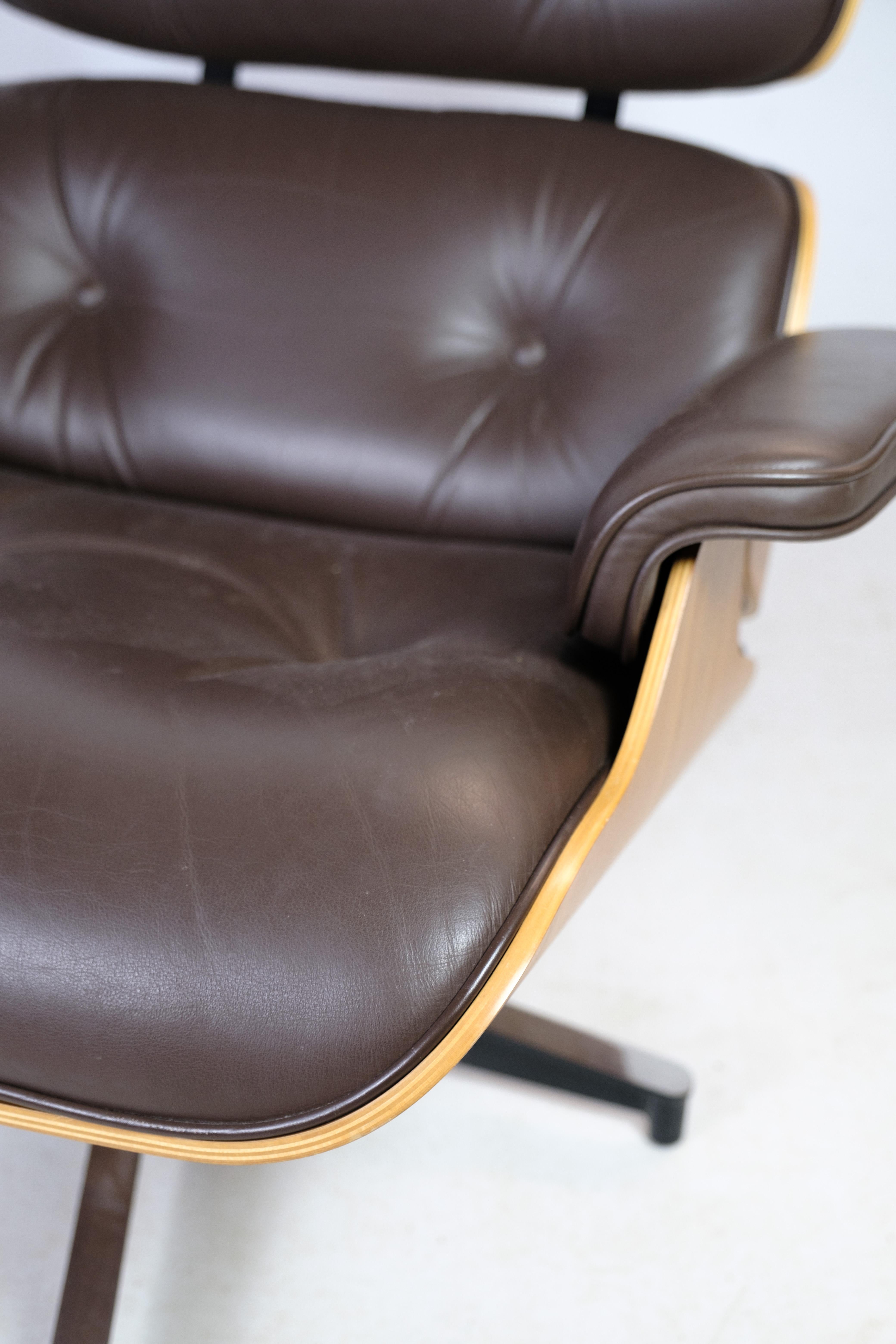 Der Charles Eames Lounge Chair in braunem Leder und hellem Walnussholz, hergestellt von Herman Miller. Dieses 1958 entworfene und 2007 zum Leben erweckte Kultmöbel steht für zeitlose Eleganz und außergewöhnliche Handwerkskunst.

Der Charles Eames