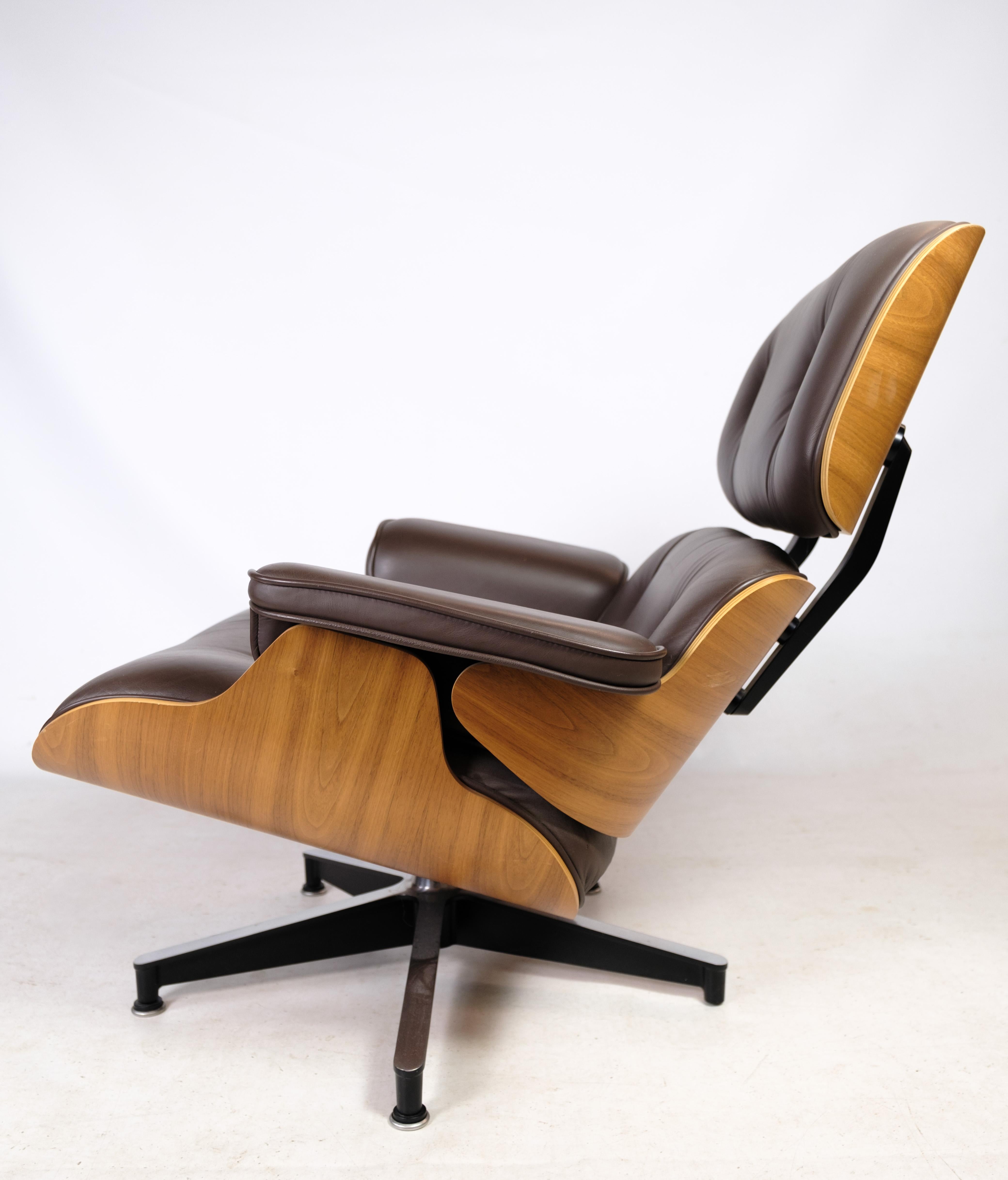 Mid-Century Modern Charles Eames Lounge Chair, Brown Leather, Light Walnut, Herman Miller, 2007 en vente
