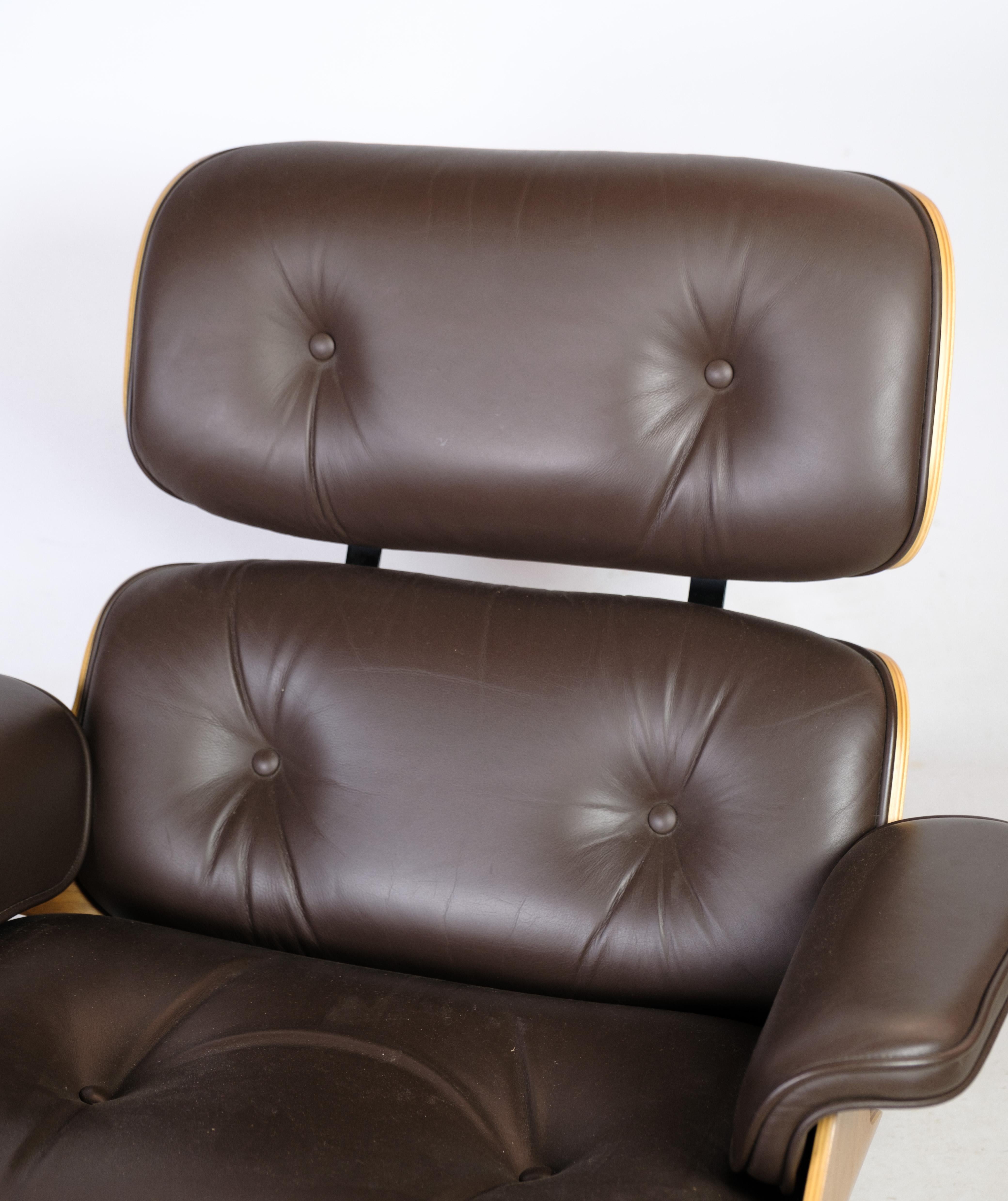 Charles Eames Lounge Chair, Brown Leather, Light Walnut, Herman Miller, 2007 In Good Condition For Sale In Lejre, DK