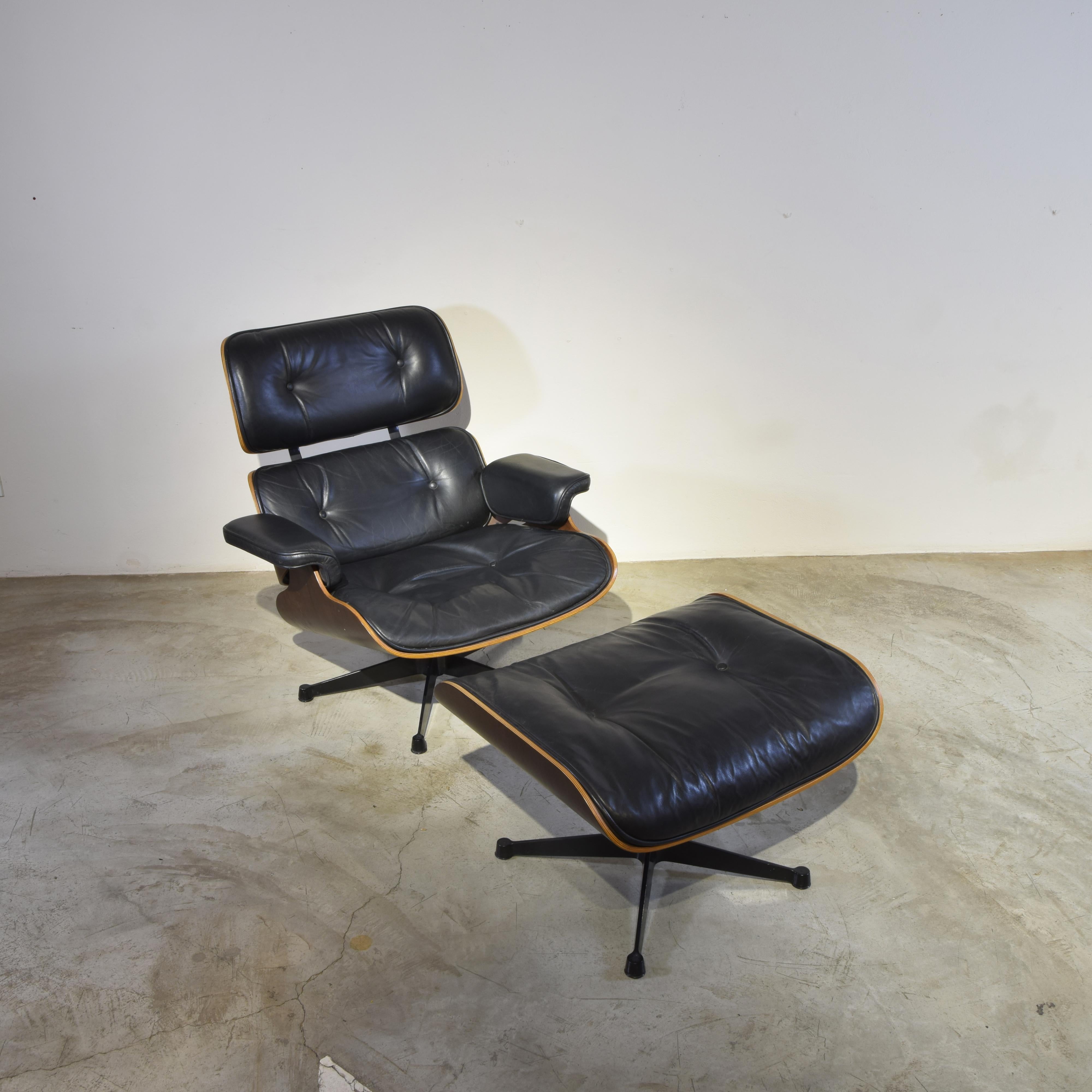 The Charles Eames chaise longue with ottoman is a masterpiece of modern design, created by Herman Miller in the 1970s. This emblematic piece embodies the innovative vision of Charles and Ray Eames, two pioneers who revolutionized the concept of