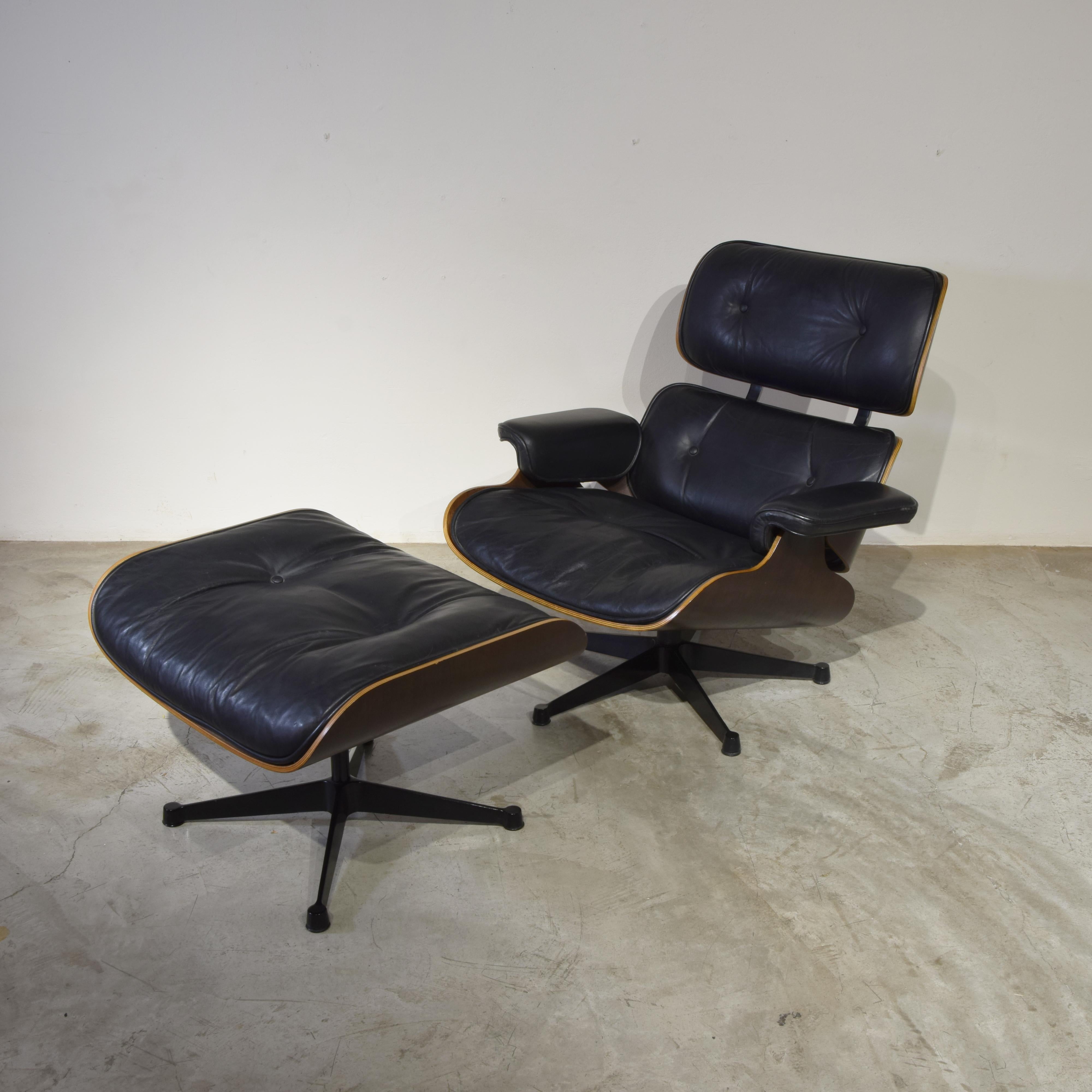 The Charles Eames chaise longue with ottoman is a masterpiece of modern design, created by Herman Miller in the 1970s. This emblematic piece embodies the innovative vision of Charles and Ray Eames, two pioneers who revolutionized the concept of