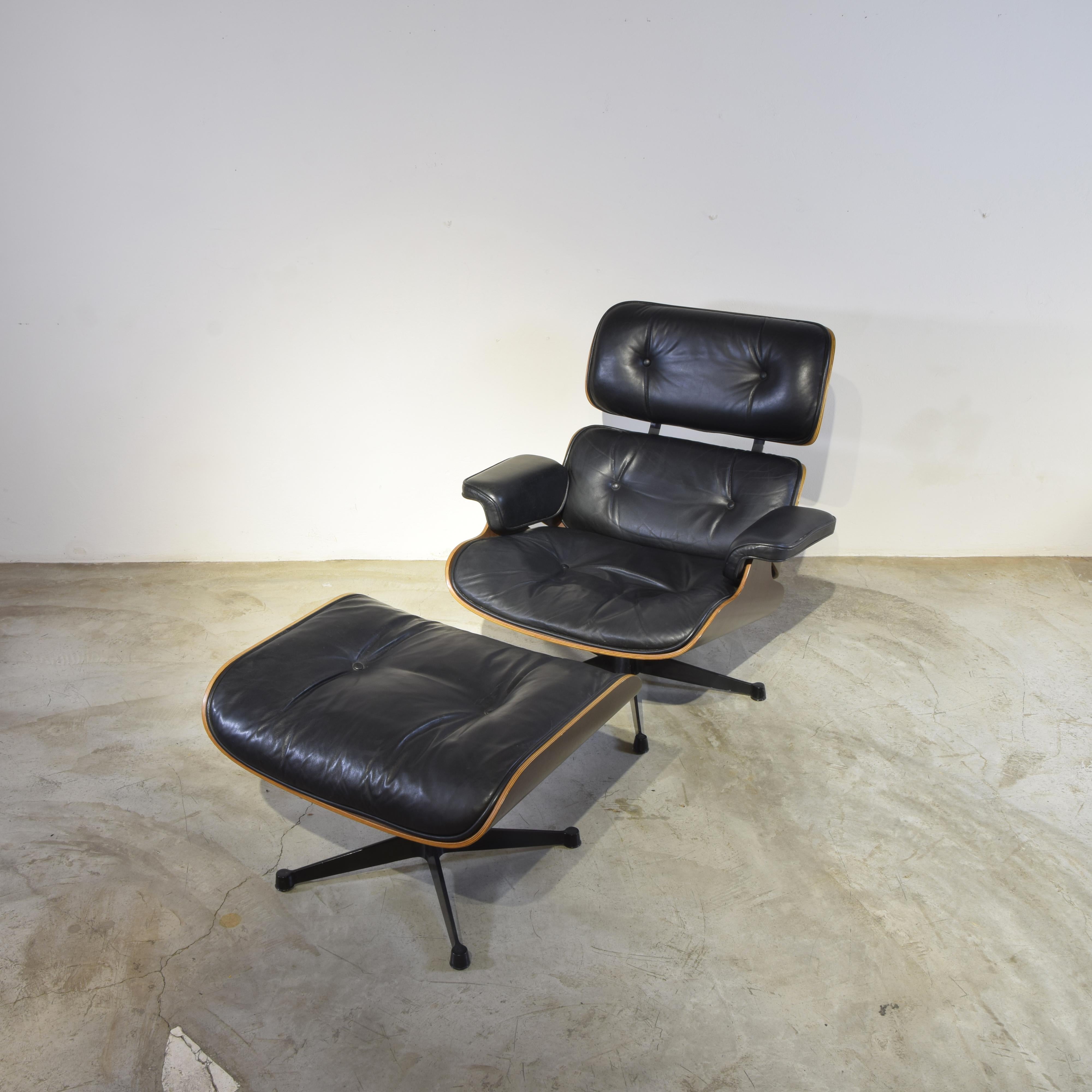 Mid-Century Modern Charles Eames lounge chair for Herman Miller 1970s. (first production ) For Sale