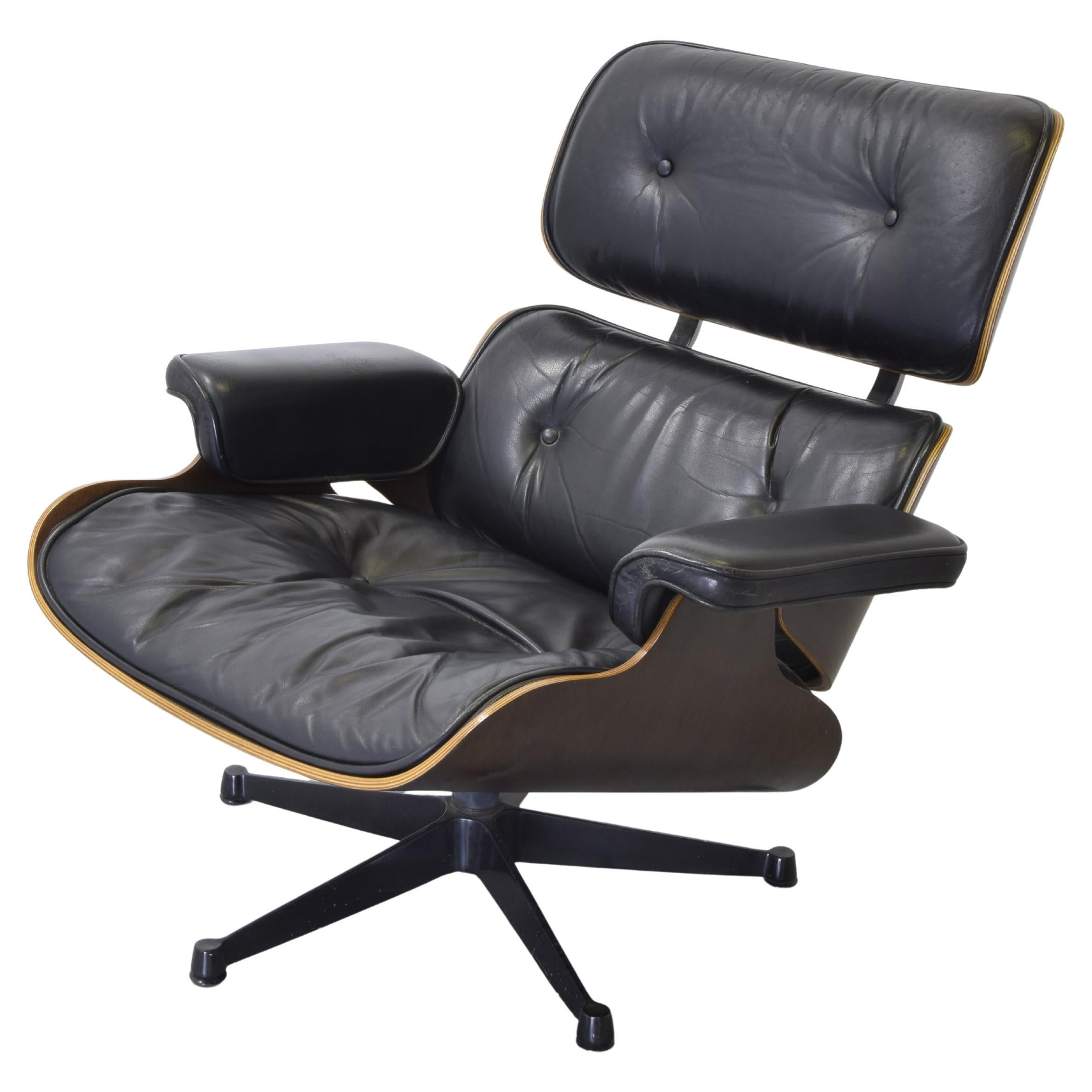 La chaise longue Charles Eames è un capolavoro del design moderno, creato da Herman Miller negli anni Settanta. Questo pezzo emblematico incarna la visione innovativa di Charles e Ray Eames, due pionieri che hanno rivoluzionato il concetto di