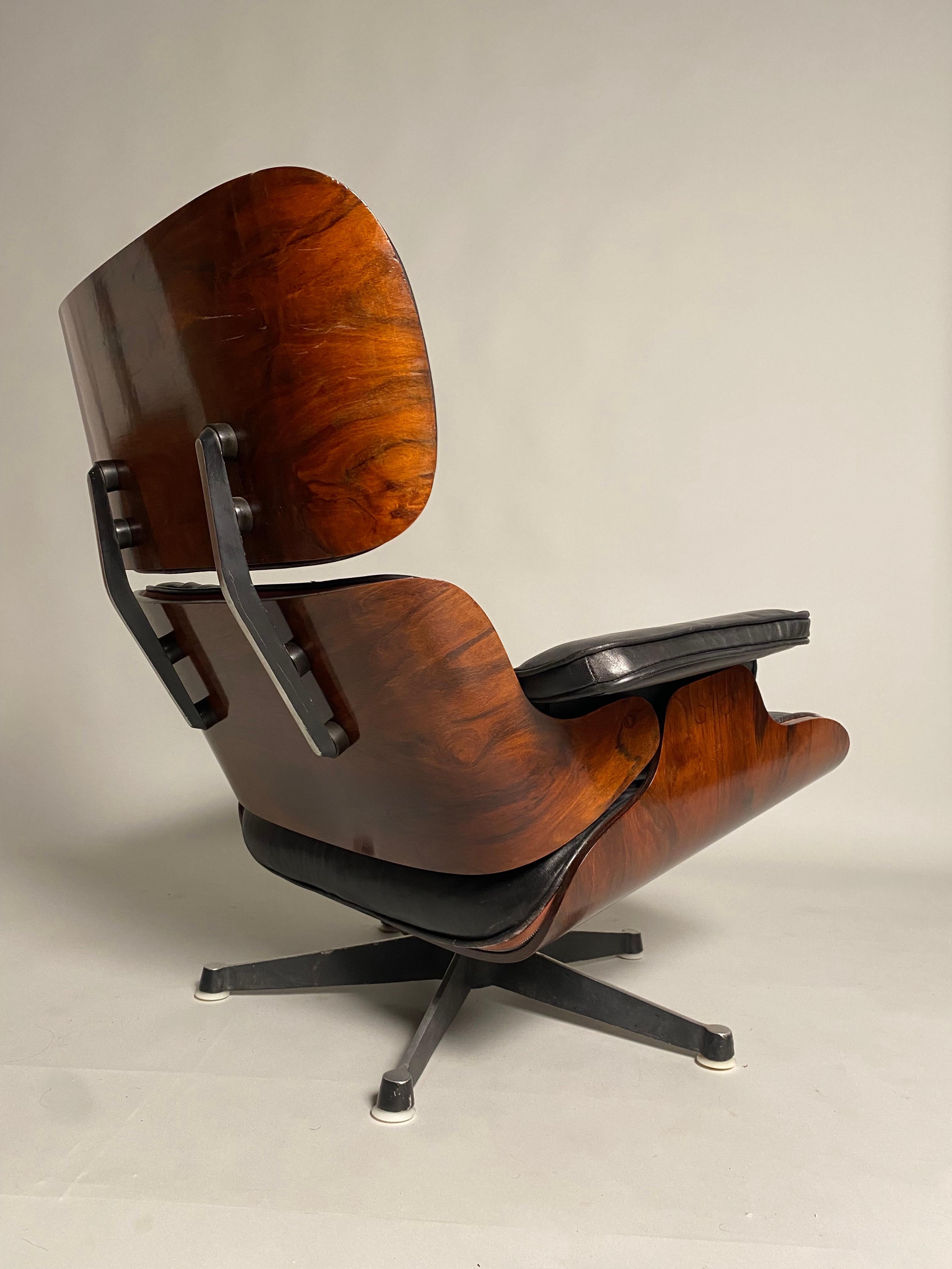Mid-Century Modern Charles Eames, chaise longue en cuir noir par Herman Miller  en vente