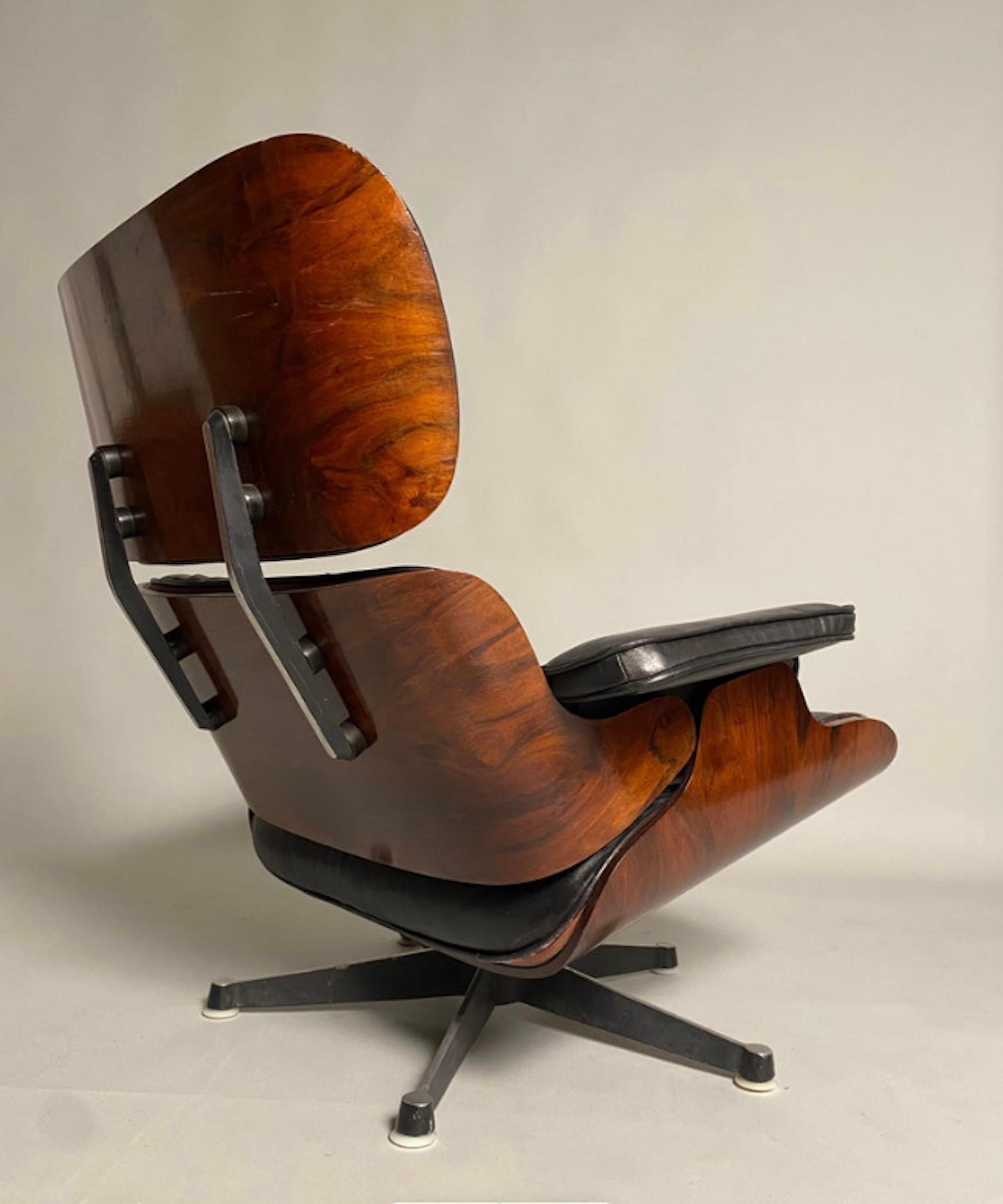 Mid-Century Modern Charles Eames, Lounge Chair in black leather by Herman Miller For Sale