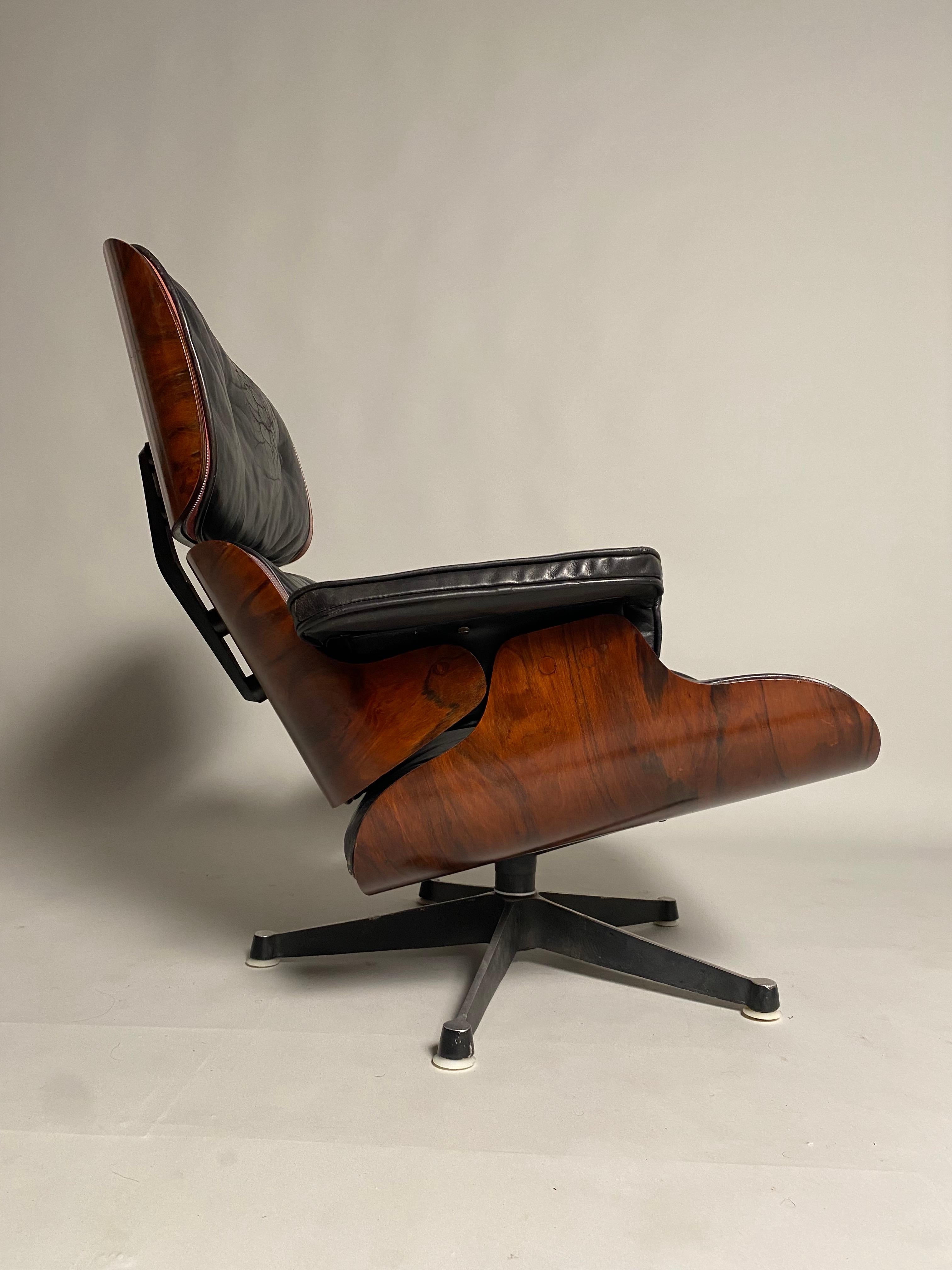 Américain Charles Eames, chaise longue en cuir noir par Herman Miller  en vente