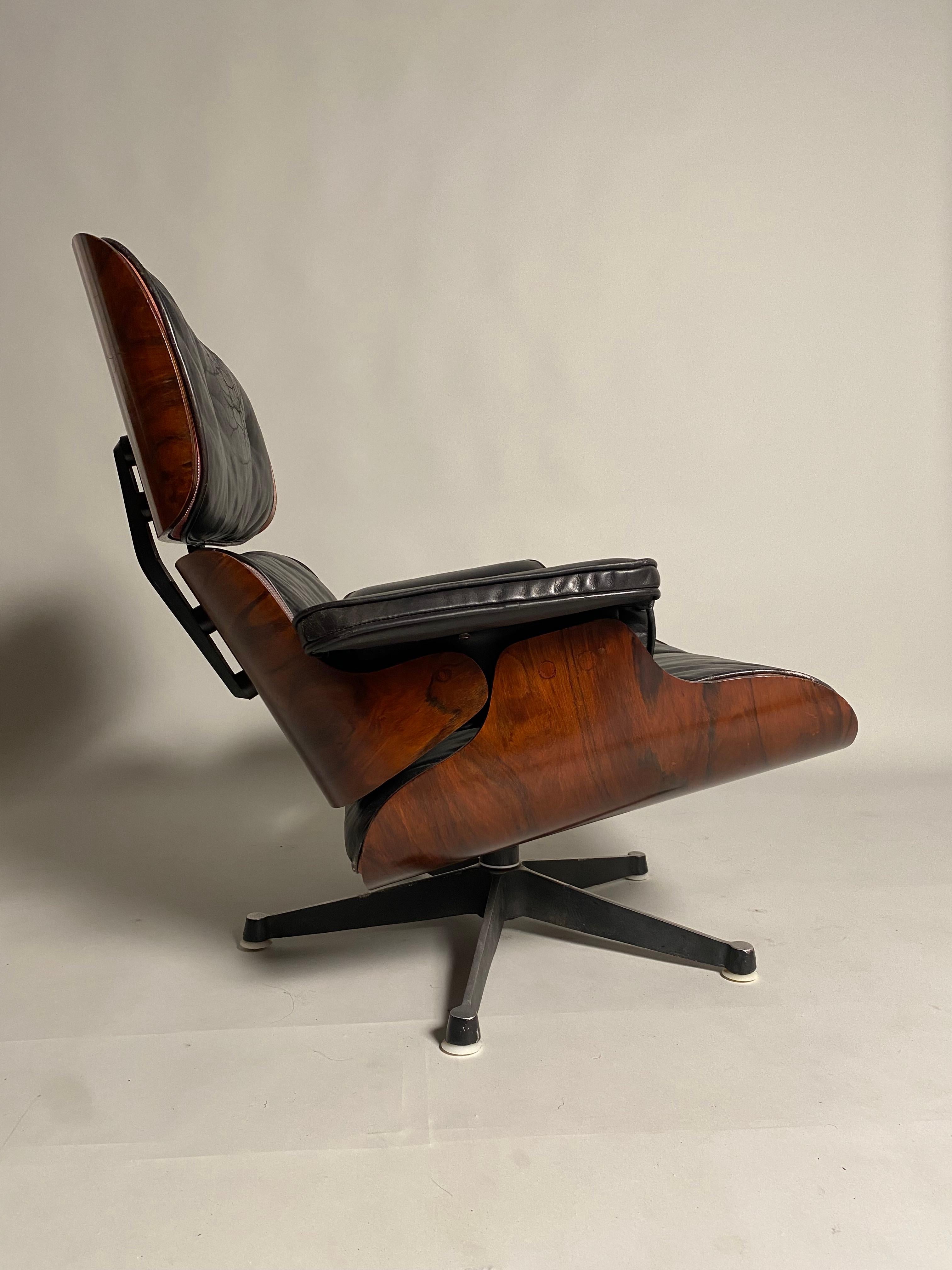 Cuir Charles Eames, chaise longue en cuir noir par Herman Miller  en vente