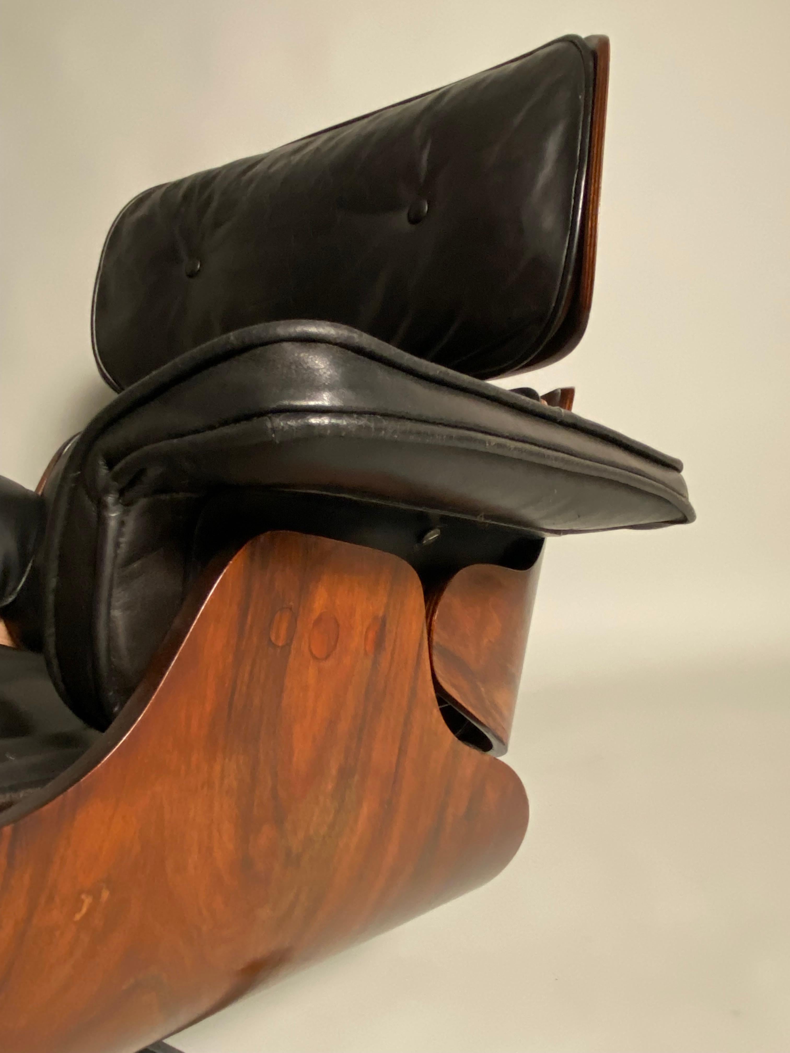 Cuir Charles Eames, chaise longue en cuir noir par Herman Miller  en vente
