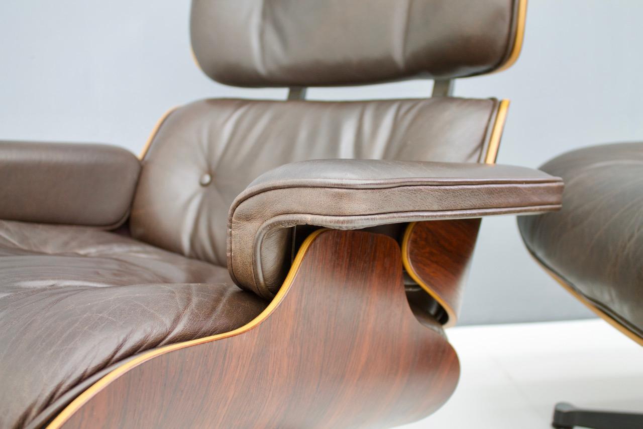 Charles Eames Lounge Chair with Ottoman in Chocolate Brown Leather For Sale 3