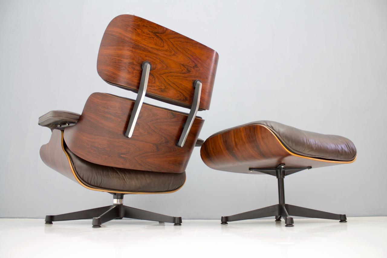 Charles & Ray Eames lounge chair, 670 & 671, in chocolate brown leather. Made by Vitra, circa 1970s.
Excellent condition.
Measures: W 85 cm, H 85 cm, D 85 cm and ottoman.

   