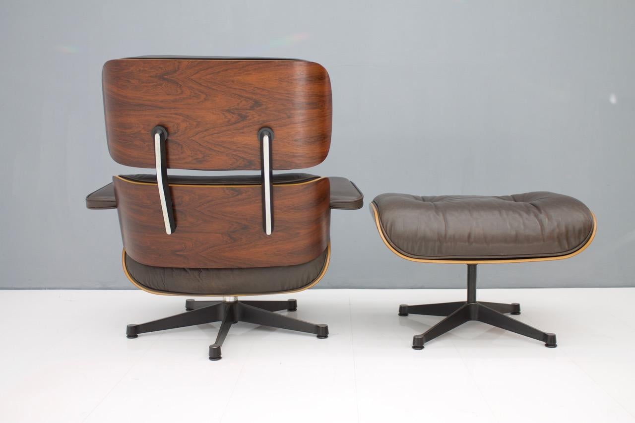 Mid-Century Modern Charles Eames Lounge Chair with Ottoman in Chocolate Brown Leather For Sale