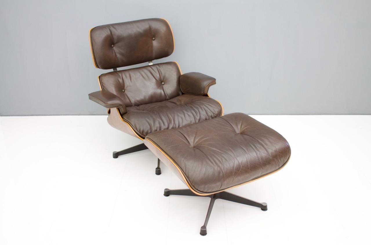 American Charles Eames Lounge Chair with Ottoman in Chocolate Brown Leather For Sale