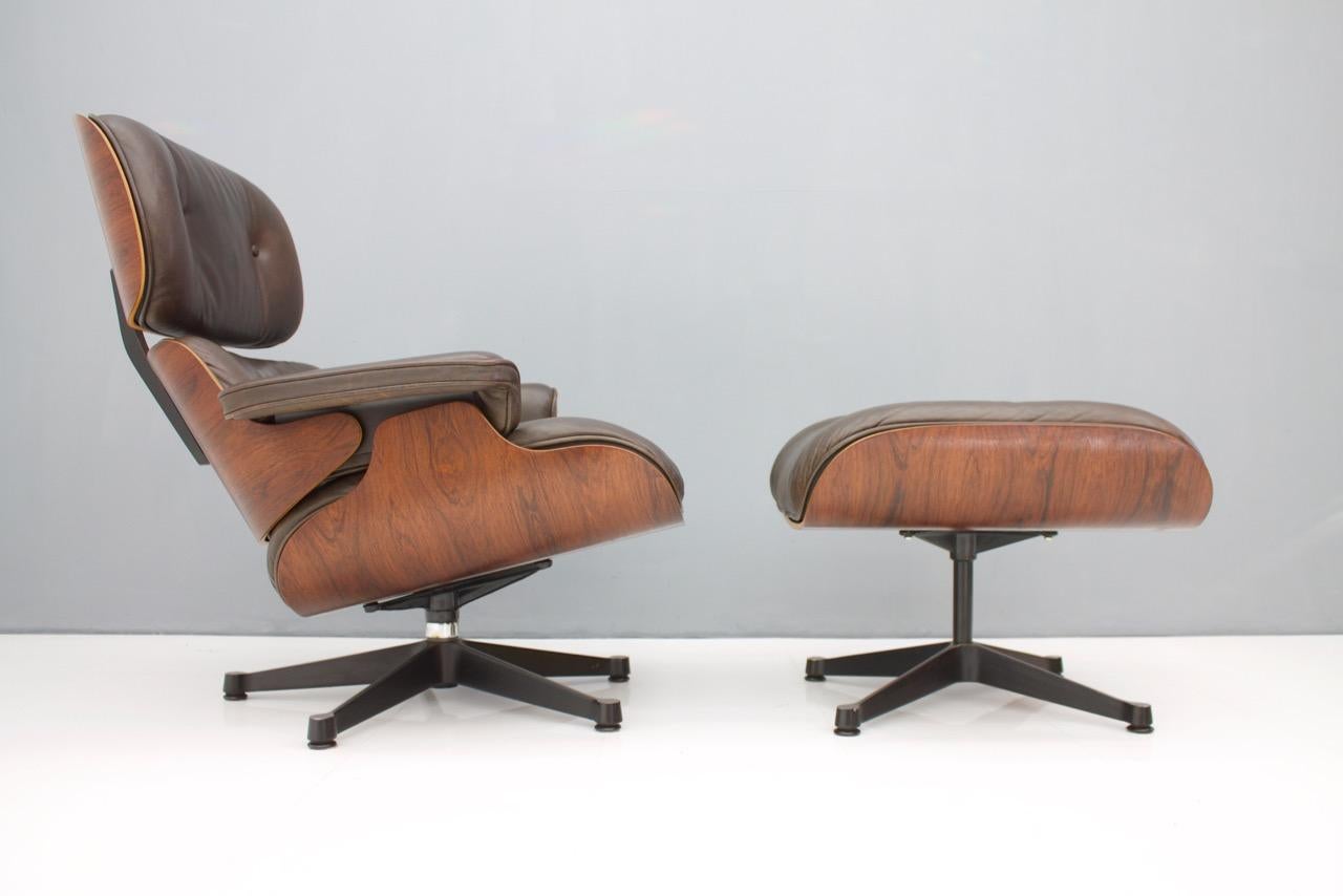 Charles Eames Lounge Chair with Ottoman in Chocolate Brown Leather In Good Condition For Sale In Frankfurt / Dreieich, DE