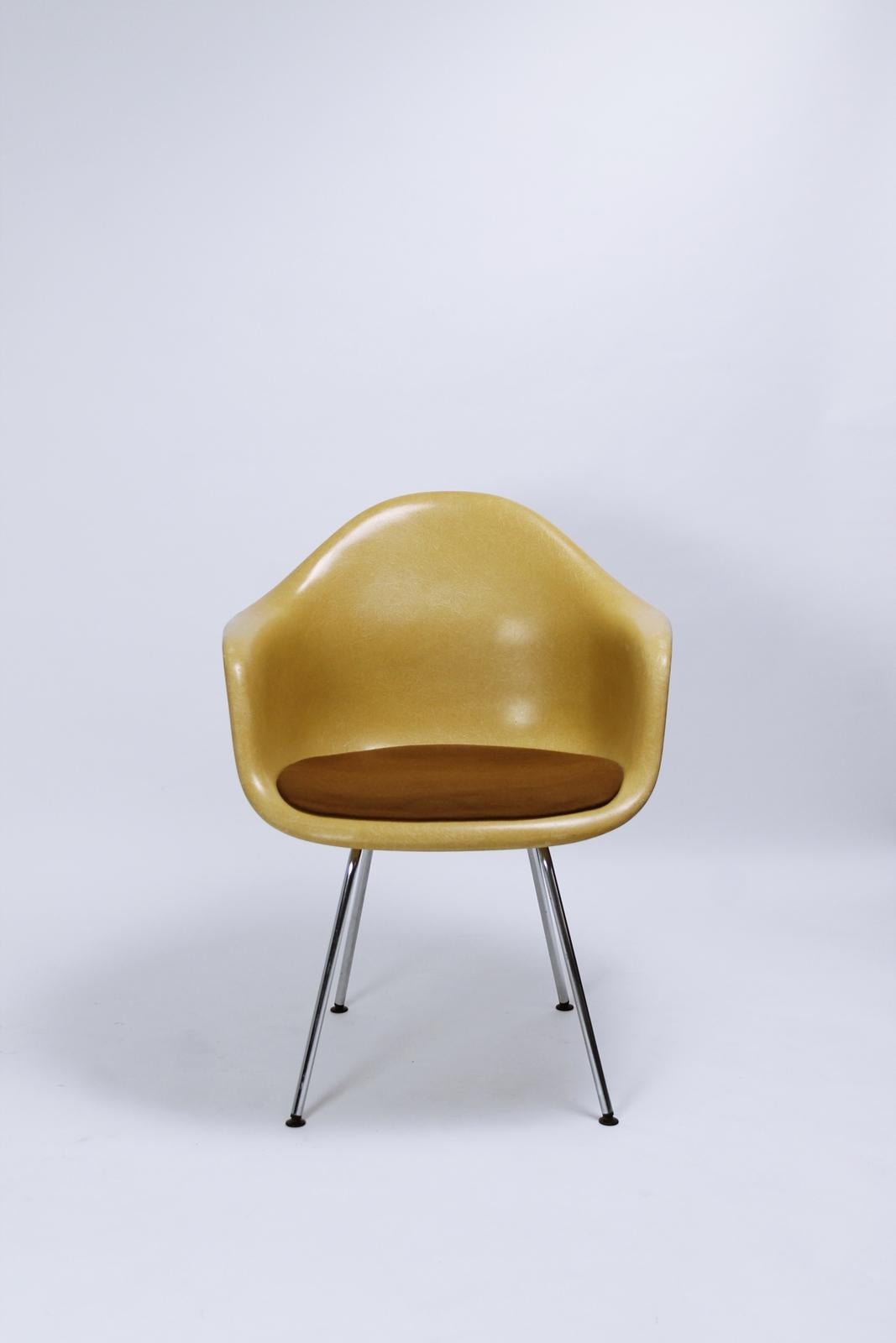 Charles Eames Molded  Fiberglass Dax Armchairs on H-Base 4