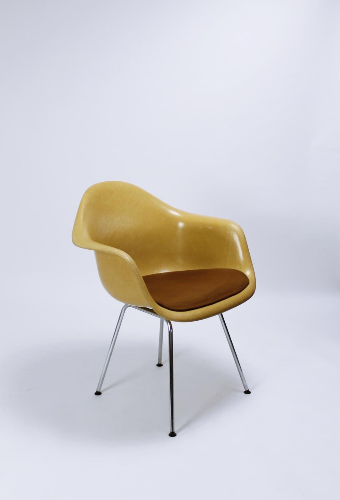 Vintage design

This stunning chairs was designed by Charles & Ray Eames for Herman Miller and was later manufactured by Vitra during the 1960s under the Herman Miller License. The fiberglass shells are mounted on a H-base The light orche fiberglass