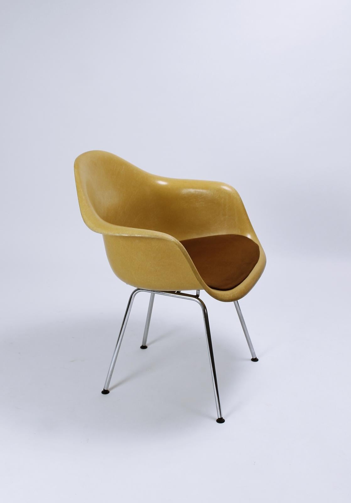 Mid-Century Modern Charles Eames Molded  Fiberglass Dax Armchairs on H-Base