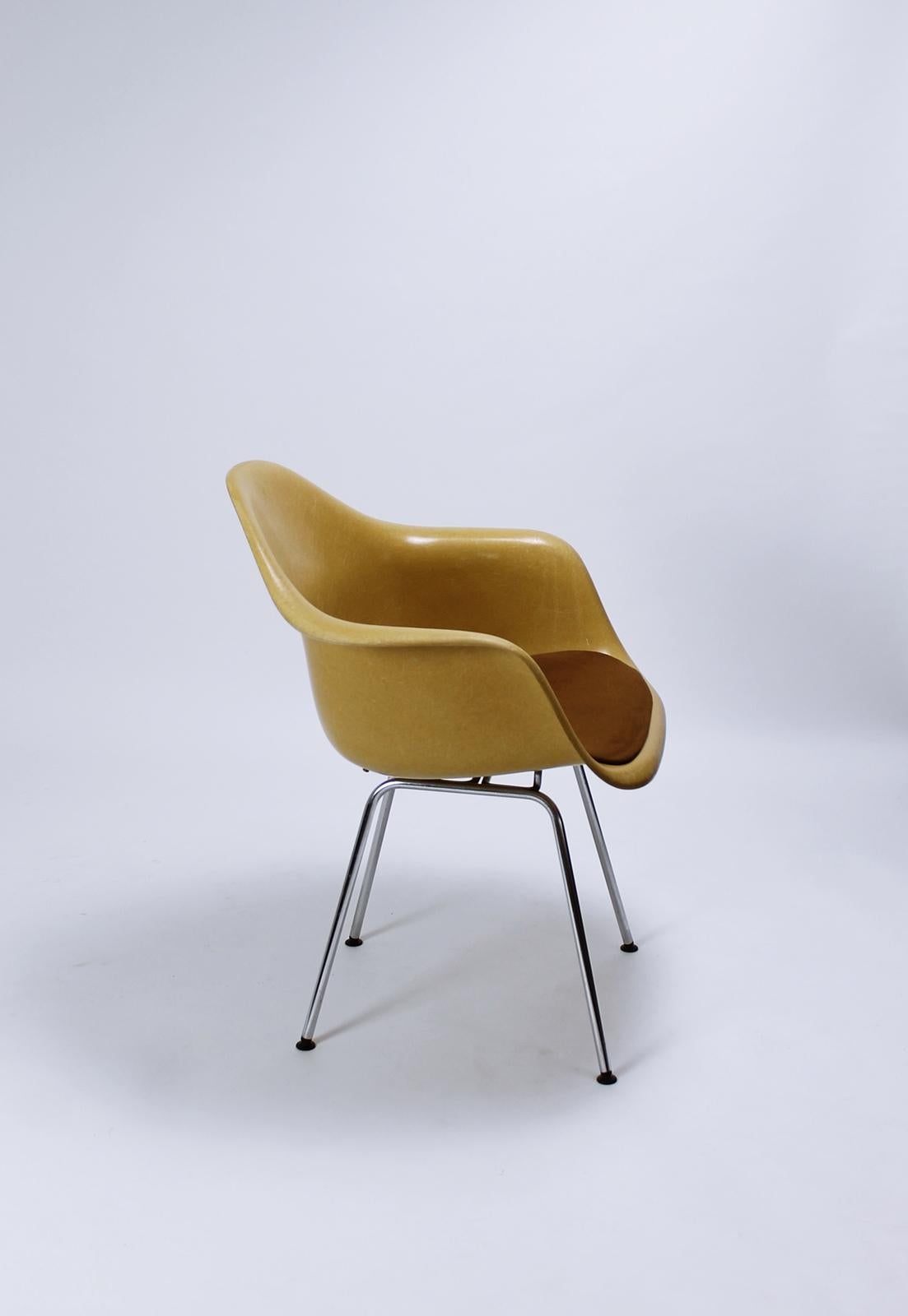 Charles Eames Molded  Fiberglass Dax Armchairs on H-Base In Good Condition In Debrecen-Pallag, HU