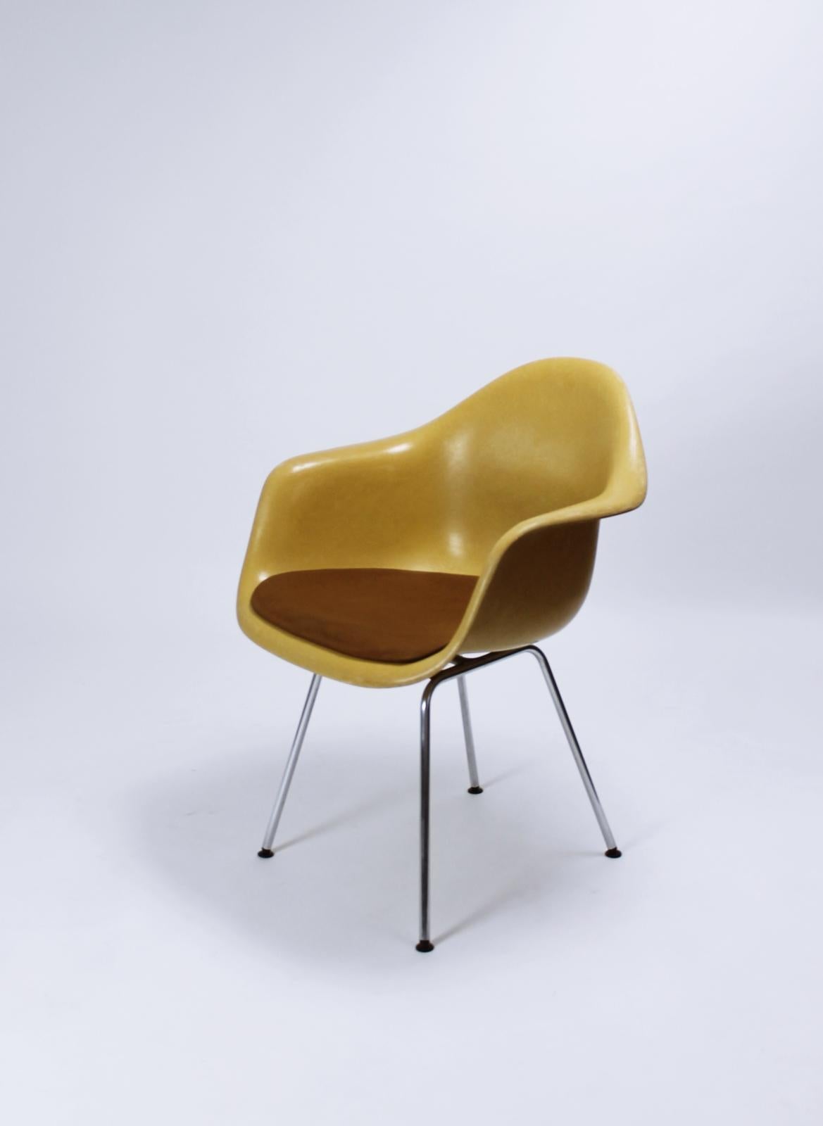 Charles Eames Molded  Fiberglass Dax Armchairs on H-Base 3