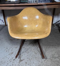 Sedia a dondolo Rocker di Charles Eames RAR, seconda generazione, in fibra di vetro color ocra, anni '50