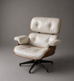 Charles Eames & Ray Eames / Mobilier International – Lounge Chair in white leath