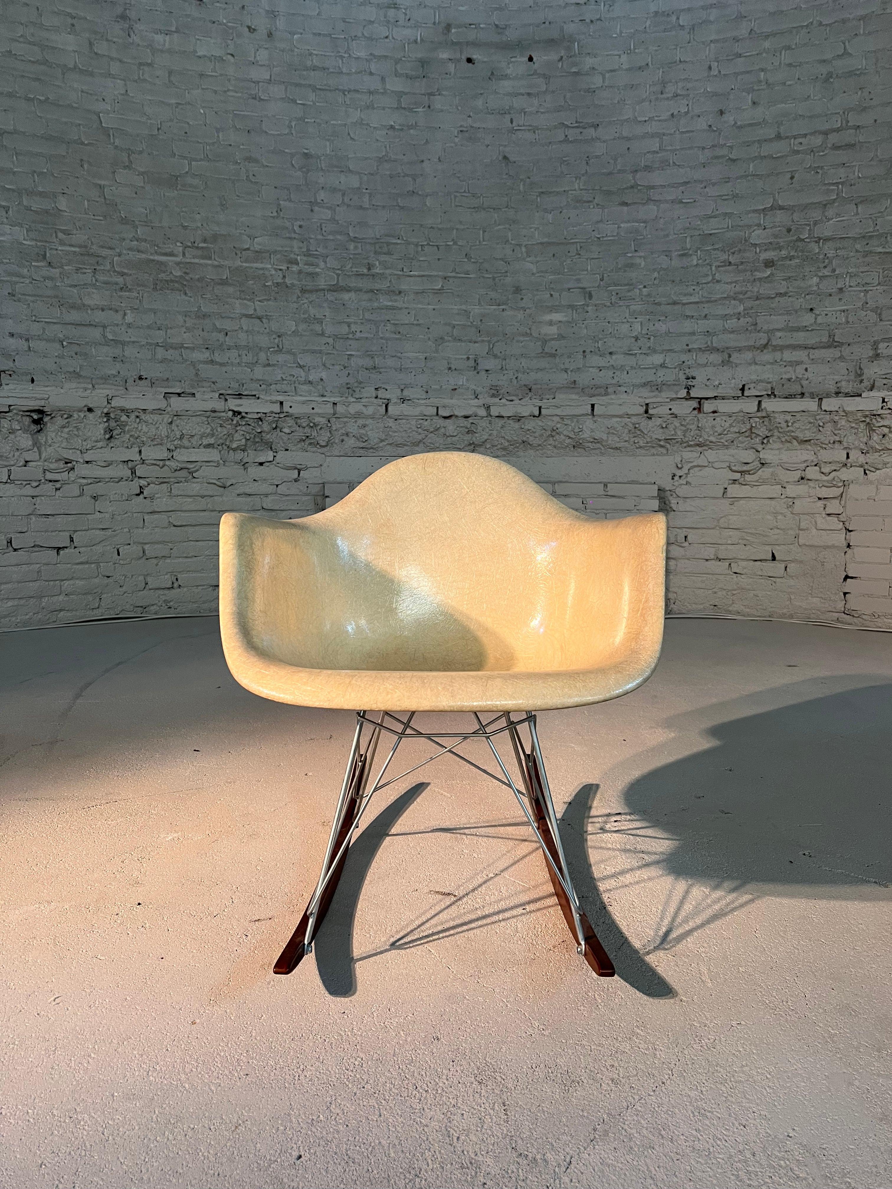 Charles Eames Zenit RAR Rocker Chair, First Edition Rope Edge, Color Lemon.

This chair is in mint condition, build in 1948-1954 by Herman Miller Zenith. Rope edged fiberglass shell, zinc Eiffel tower base and birchwood rockers. All original parts,