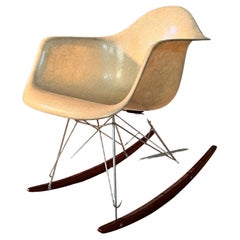 Fauteuil à bascule Charles Eames 