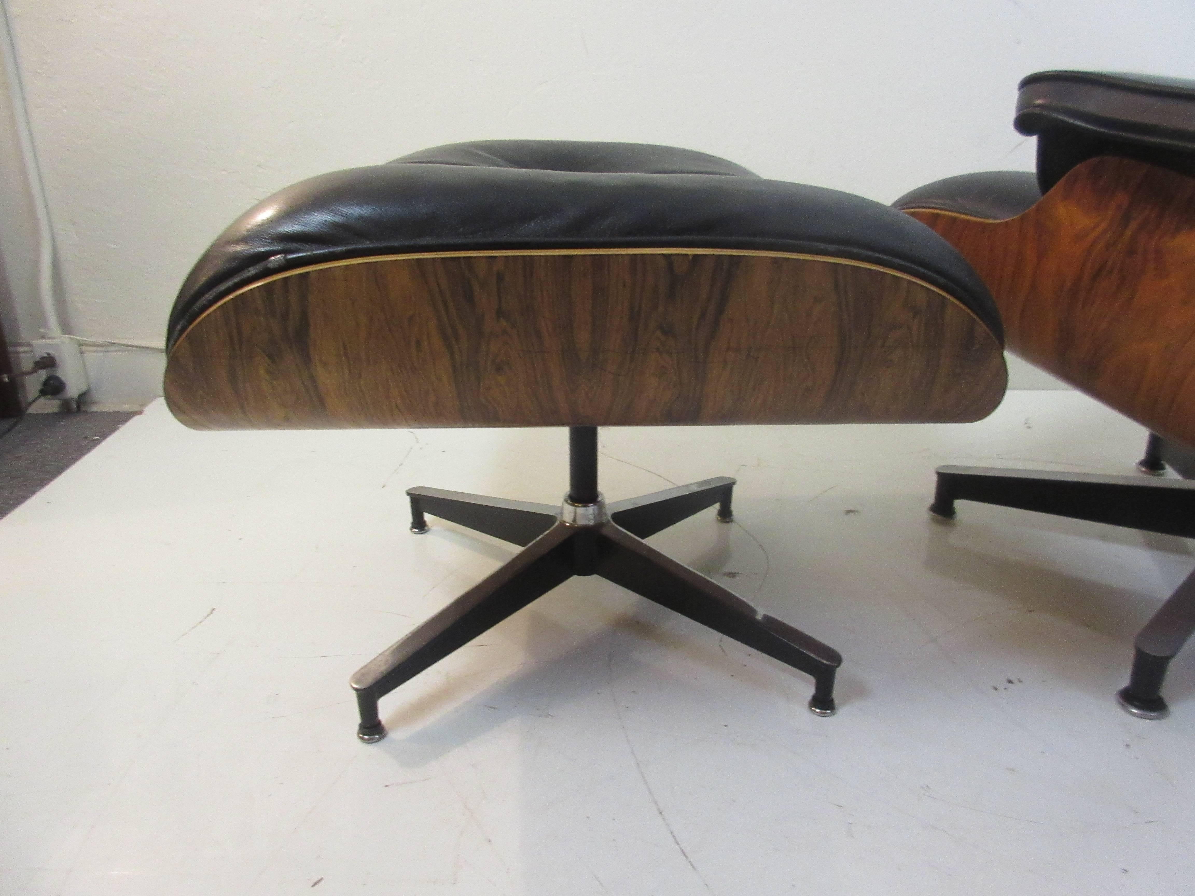 Charles Eames Rosewood 670/71 Chair and Ottoman for Herman Miller In Excellent Condition In Philadelphia, PA