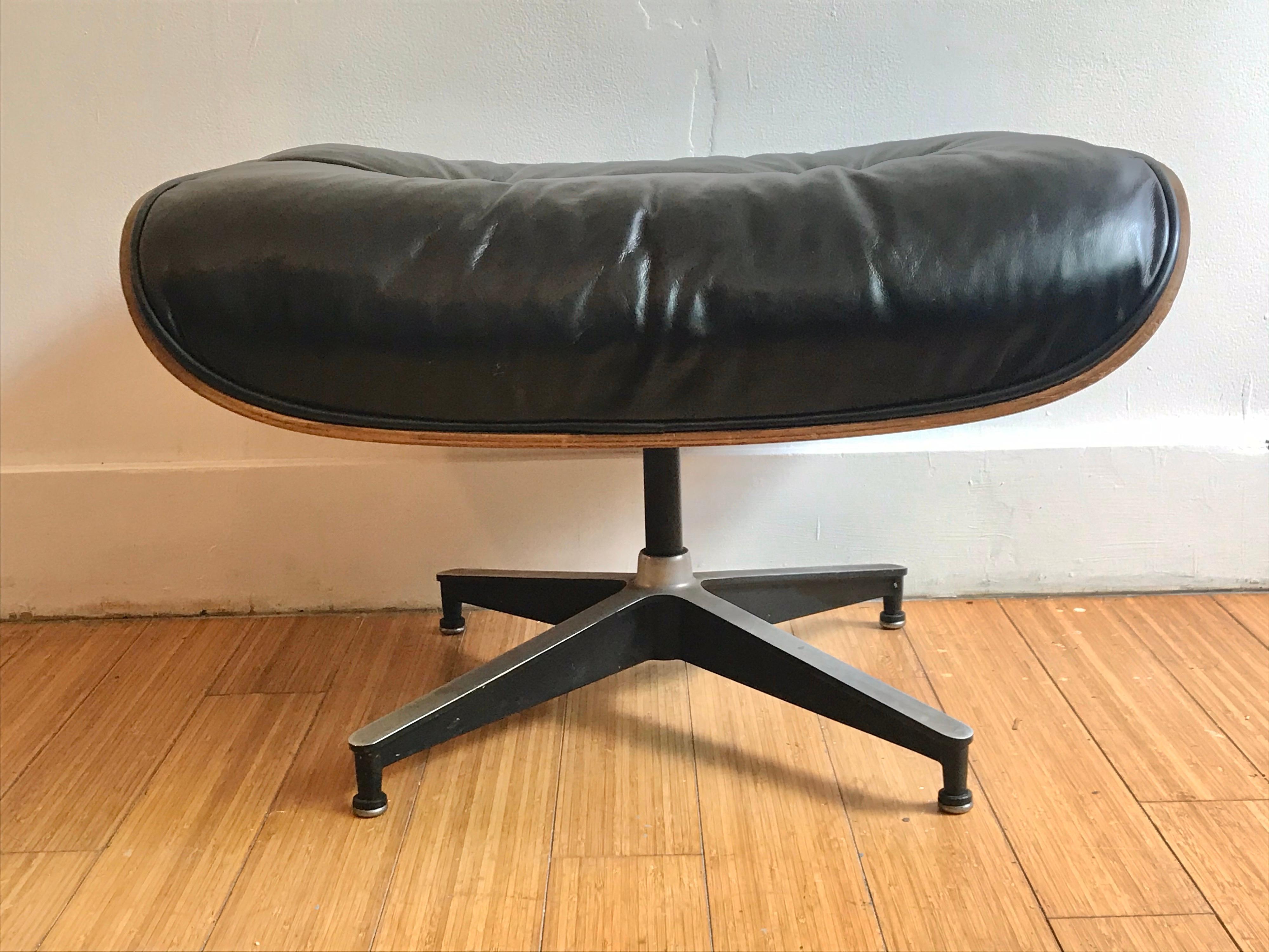 A Classic Mid-Century Modern 671 ottoman.
Manufactured by Herman Miller. 
Great to use for occasional seating, as an accent or pair with Classic 670 leather lounge chair.
Original vintage condition, minor wear, no major damage, sturdy and