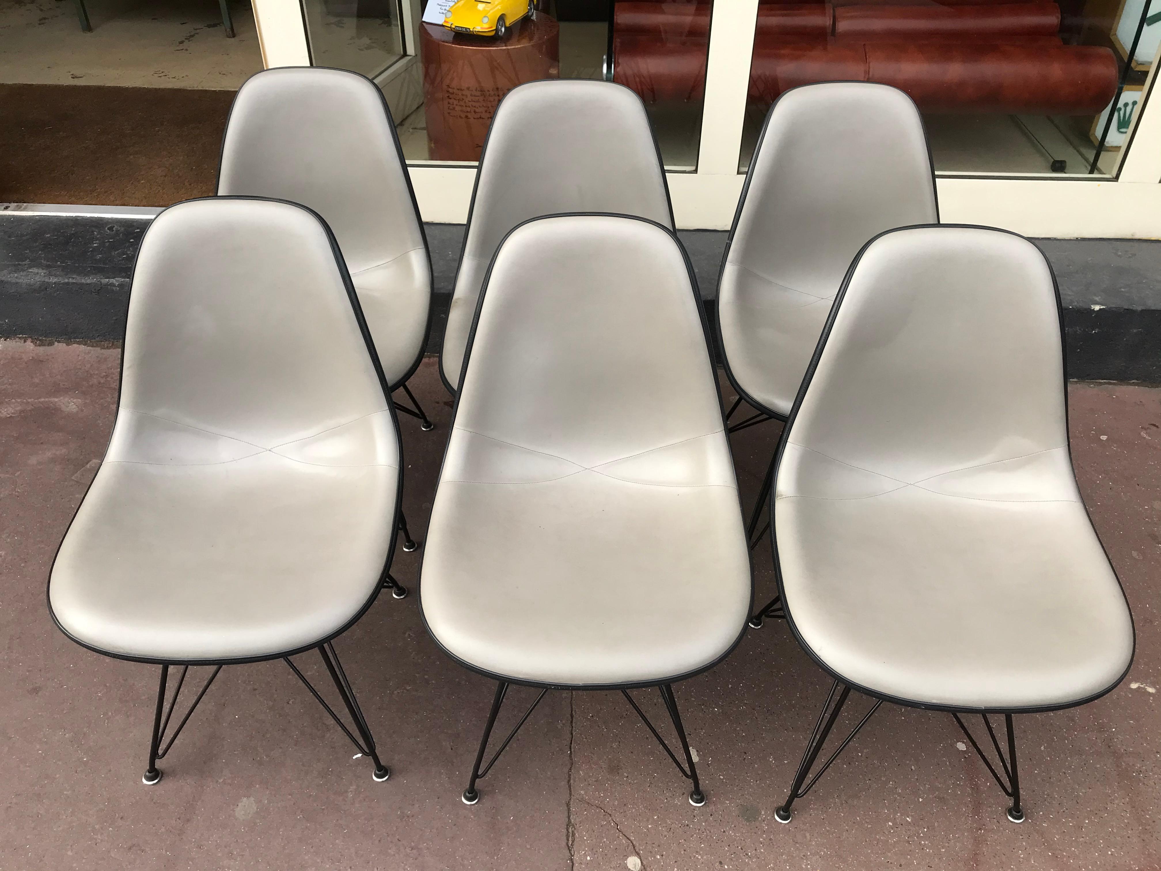 Charles Eames, set of 6 chairs DSW, leather grey version, circa 1970
Rare luxury version, very comfortable, padded gray leather
Eiffel feet -
Fiberglass -
Marking and labels, flocked U of U, university of Utah
Very good condition.
 