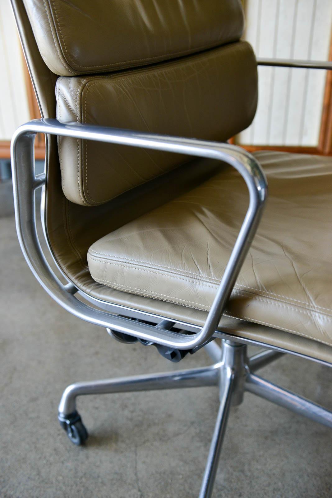 Charles Eames Soft Pad Management Chair in Tan Leather 4