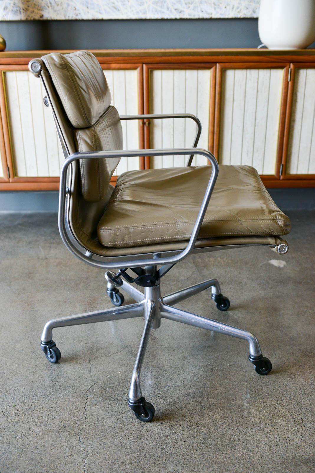 Mid-Century Modern Charles Eames Soft Pad Management Chair in Tan Leather