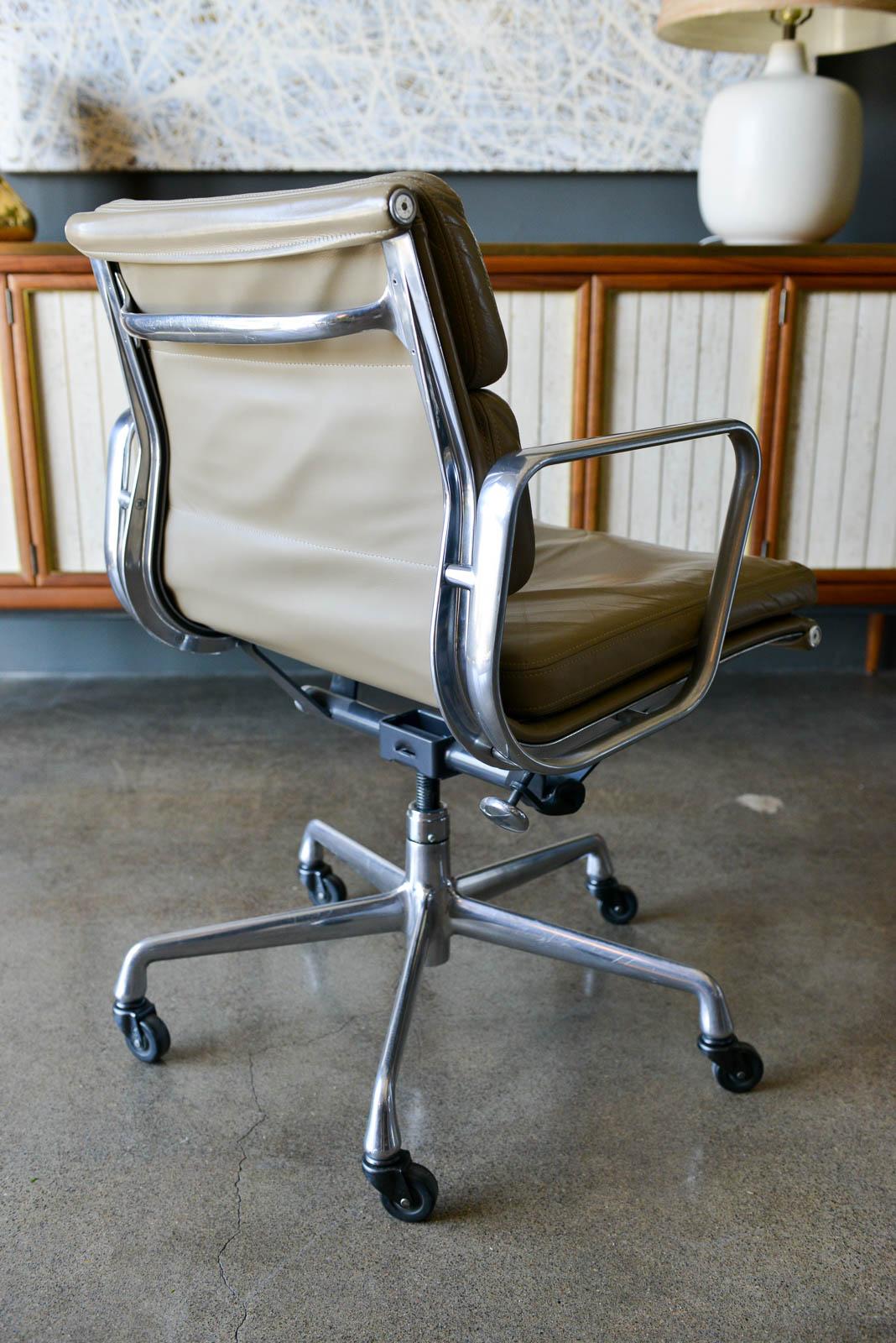 American Charles Eames Soft Pad Management Chair in Tan Leather