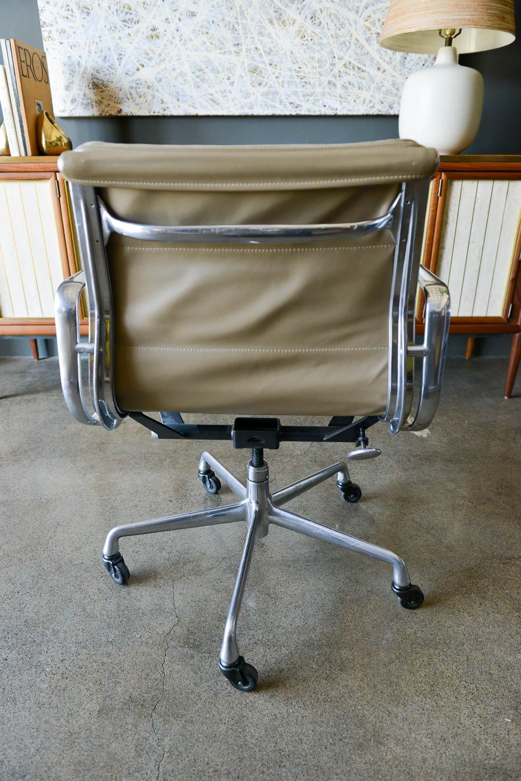 Charles Eames Soft Pad Management Chair in Tan Leather In Good Condition In Costa Mesa, CA