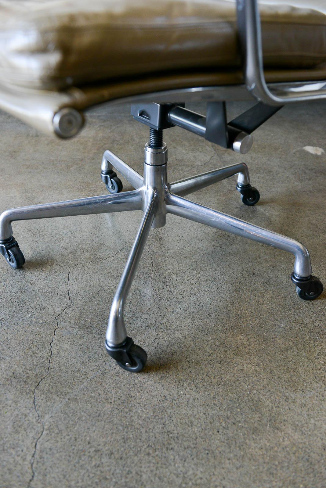 Aluminum Charles Eames Soft Pad Management Chair in Tan Leather
