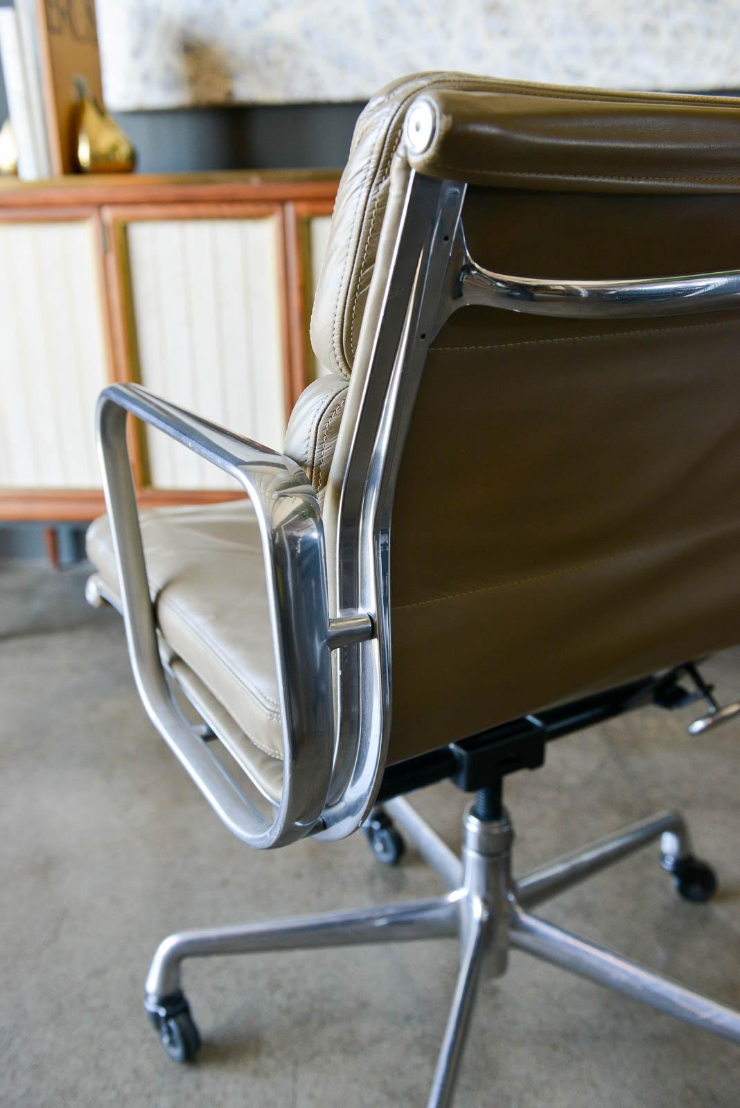 Charles Eames Soft Pad Management Chair in Tan Leather 1