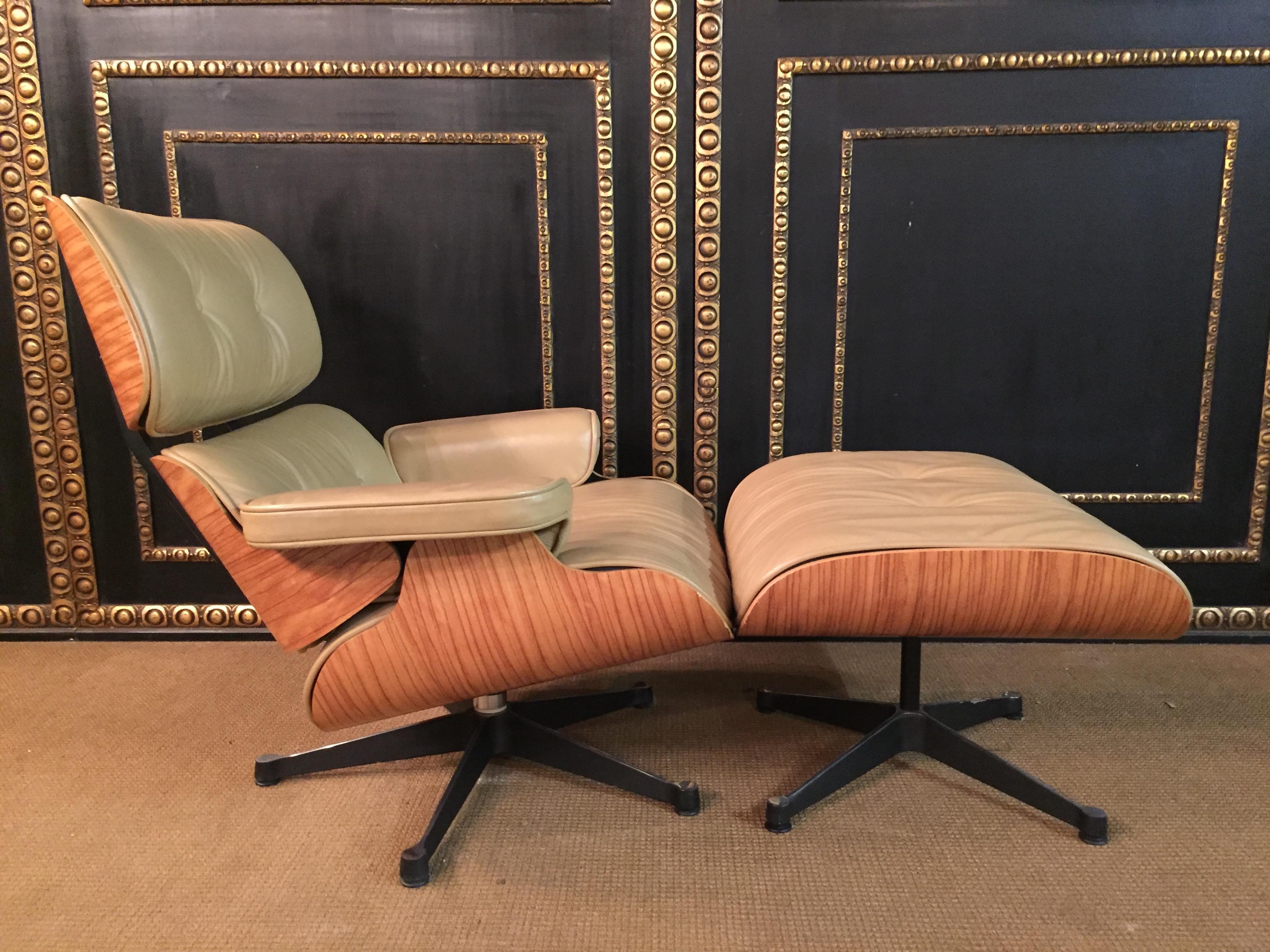 Charles Eames lounge chair style (replica) Fine italy leather. Light rosewood with ottoman. finest Italian quality. Like the original, all parts are removable and the leather is with a decorative closure to open.
Beautiful color caramel.