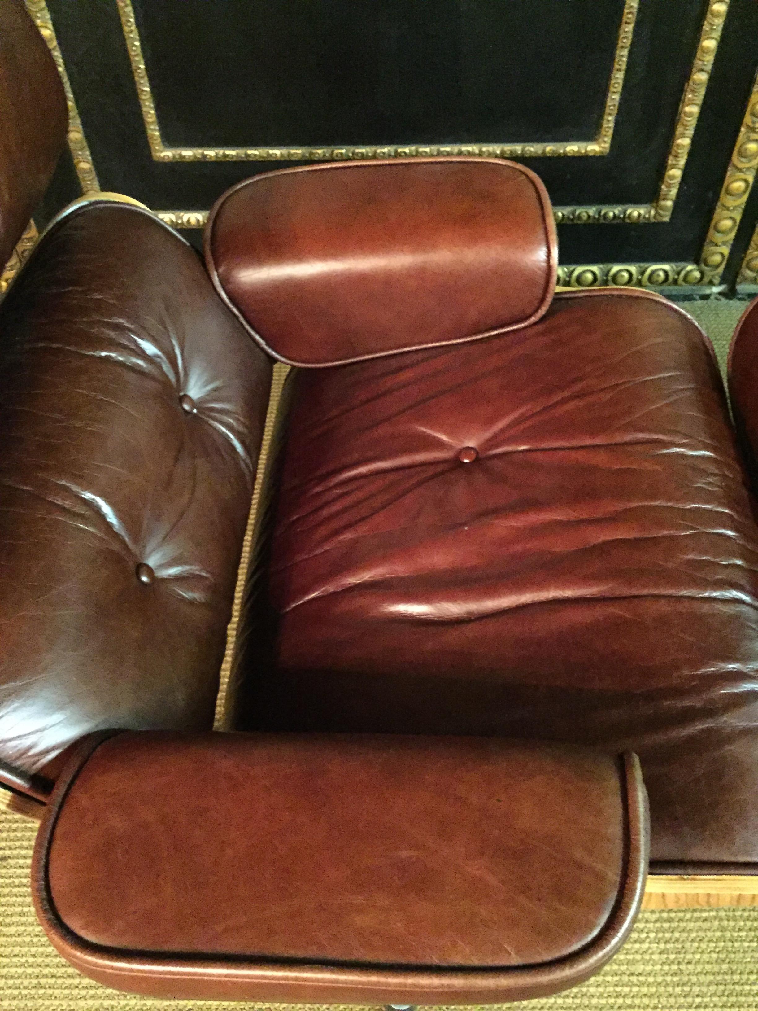 Charles Eames Style  Lounge Chair with Ottoman real Leather  In Good Condition In Berlin, DE