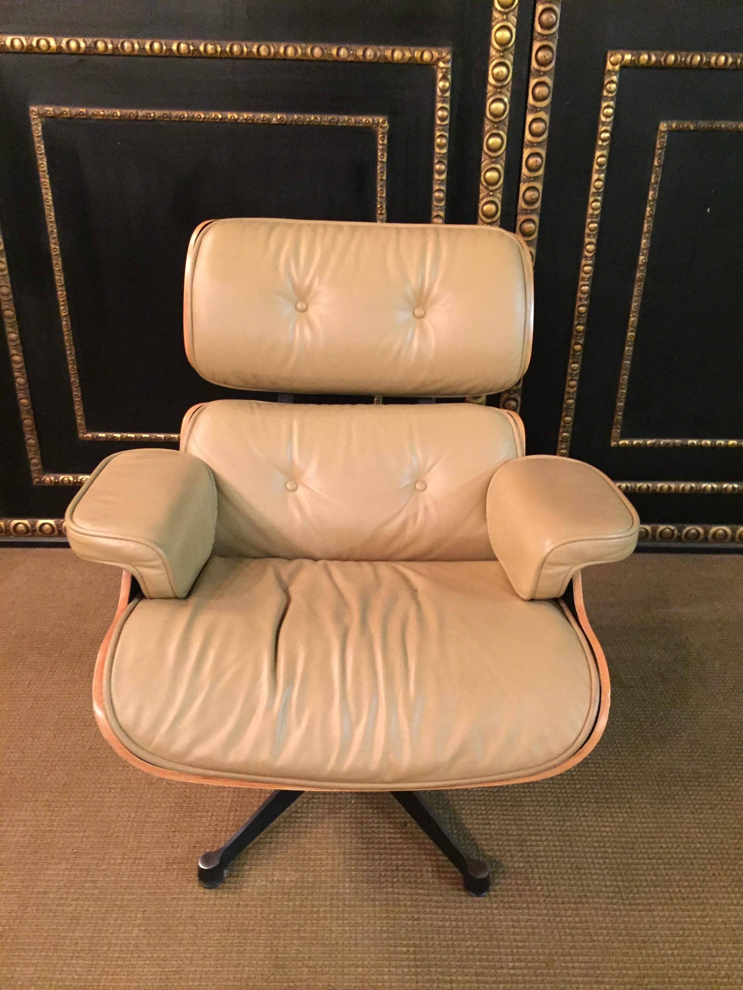 Charles Eames Style Lounge Chair with Ottoman In Good Condition In Berlin, DE