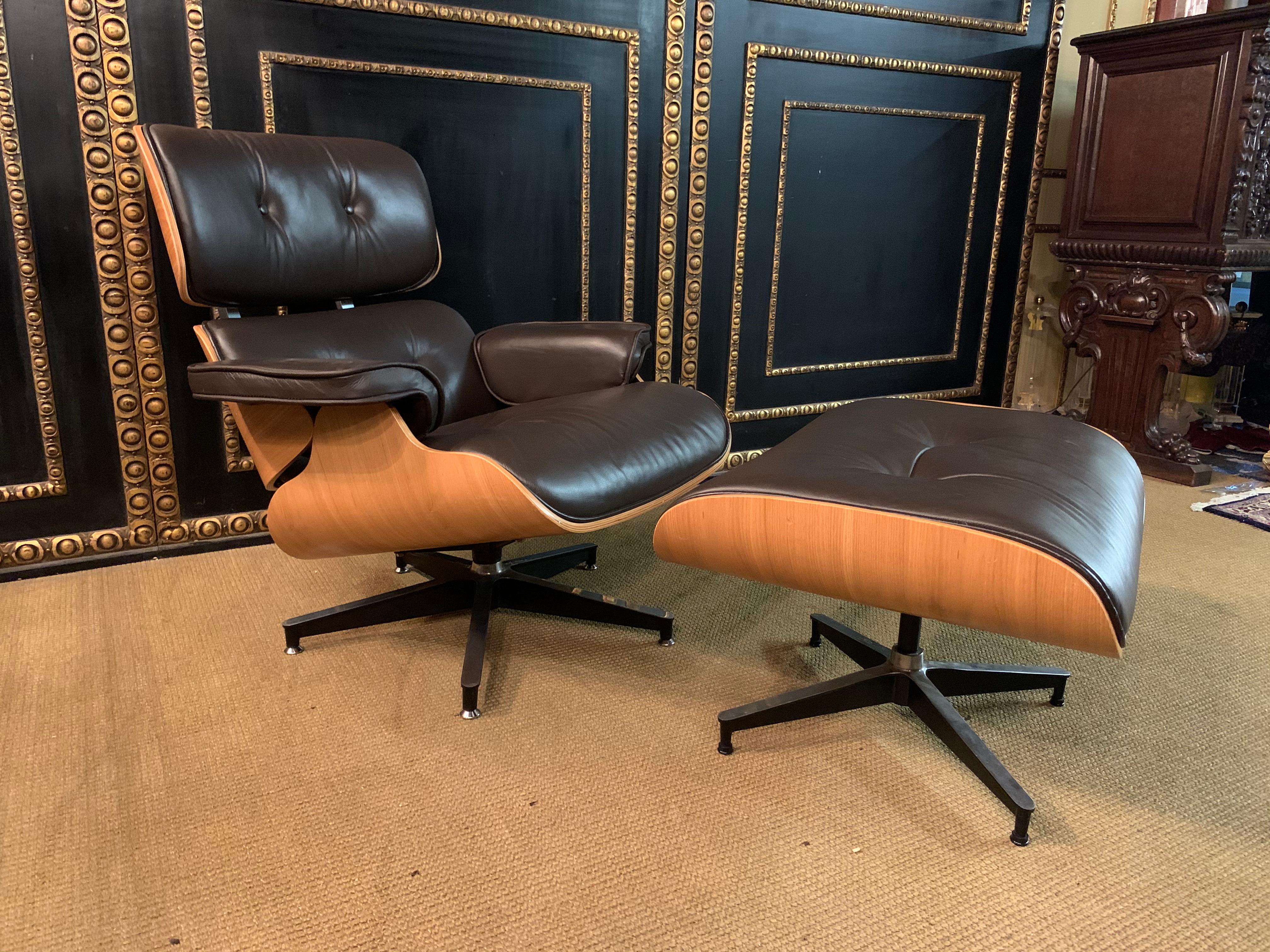 Charles Eames lounge chair style (Replica) fine leather, with ottoman.
finest Italian quality.

Like the original, all parts are removable and the leather is with a decorative closure to open.