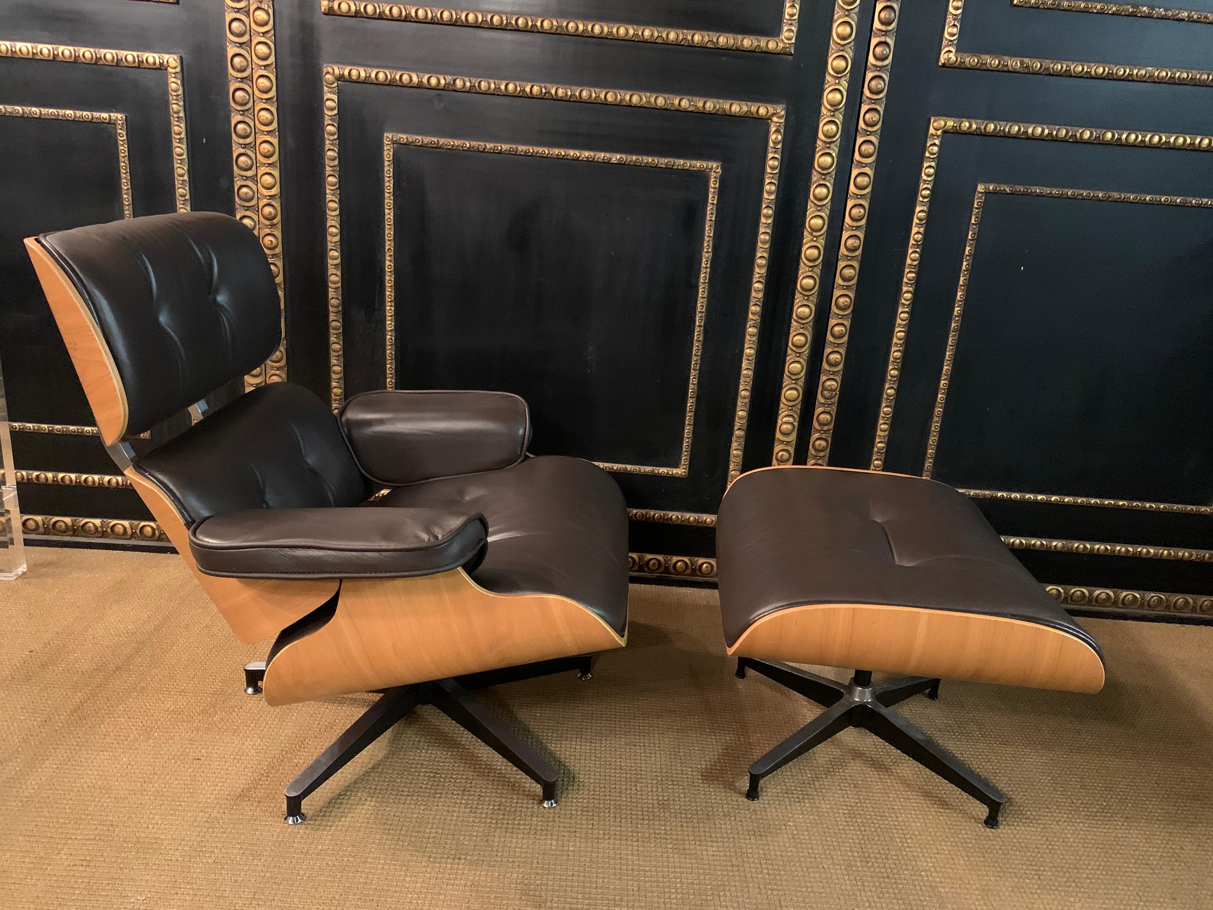 Charles Eames Style Lounge Chair with Ottoman real Leather In Good Condition In Berlin, DE