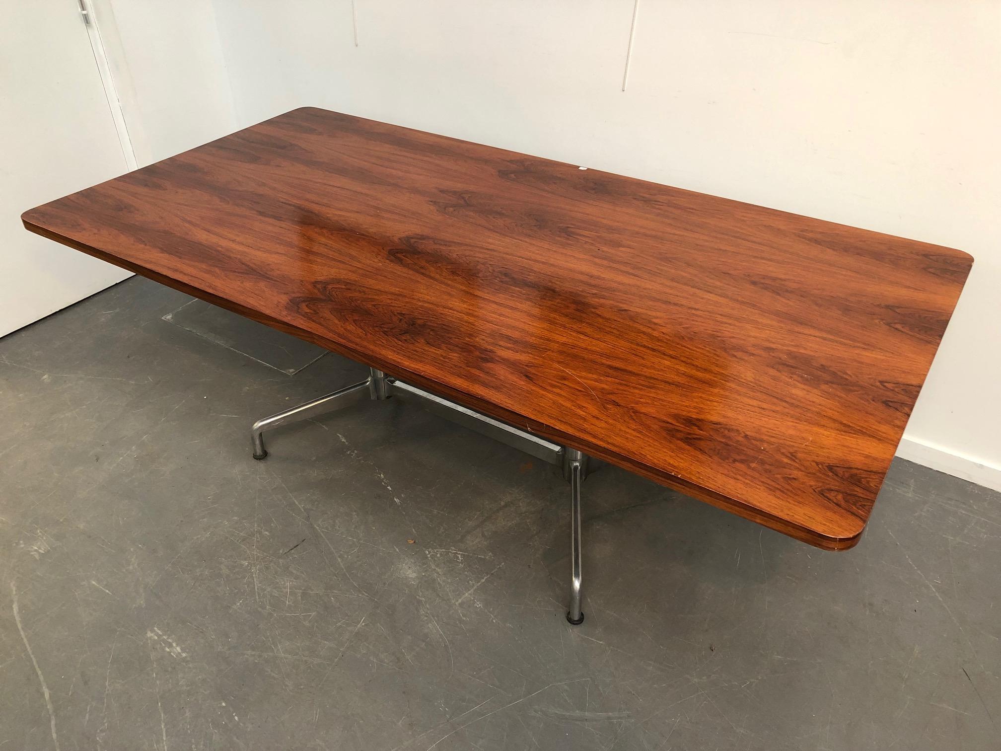 Beautiful Charles Eames Table
Herman Miller Edition
Mahogany on aluminum base
Measures: 214 L x 108 l
Very nice tray
Some stripes
Easily restorable
Very beautiful line
Can serve as a very large desk
1800 Euros.