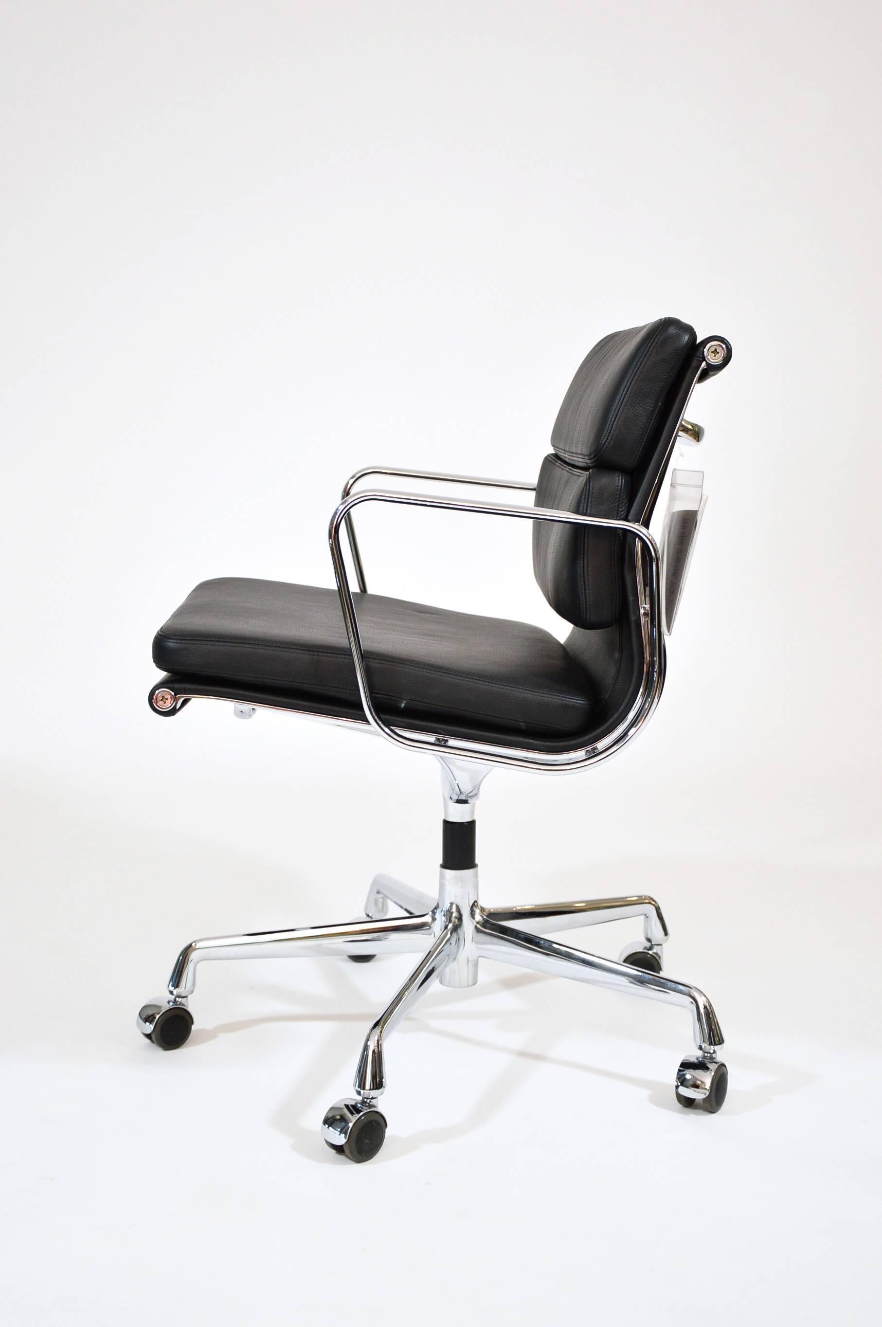 German Charles Eames Vitra Soft Pad Aluminium Group Black Leather Chair Unused