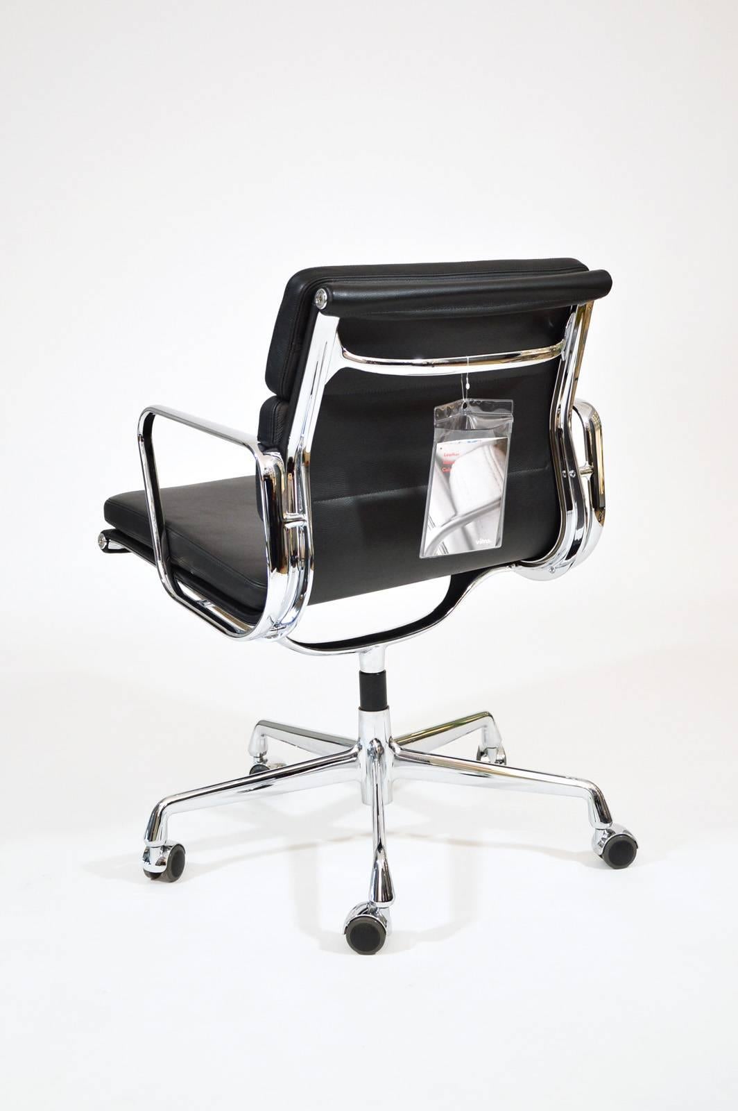 Charles Eames Vitra Soft Pad Aluminium Group Black Leather Chair Unused In Excellent Condition In Rome, IT