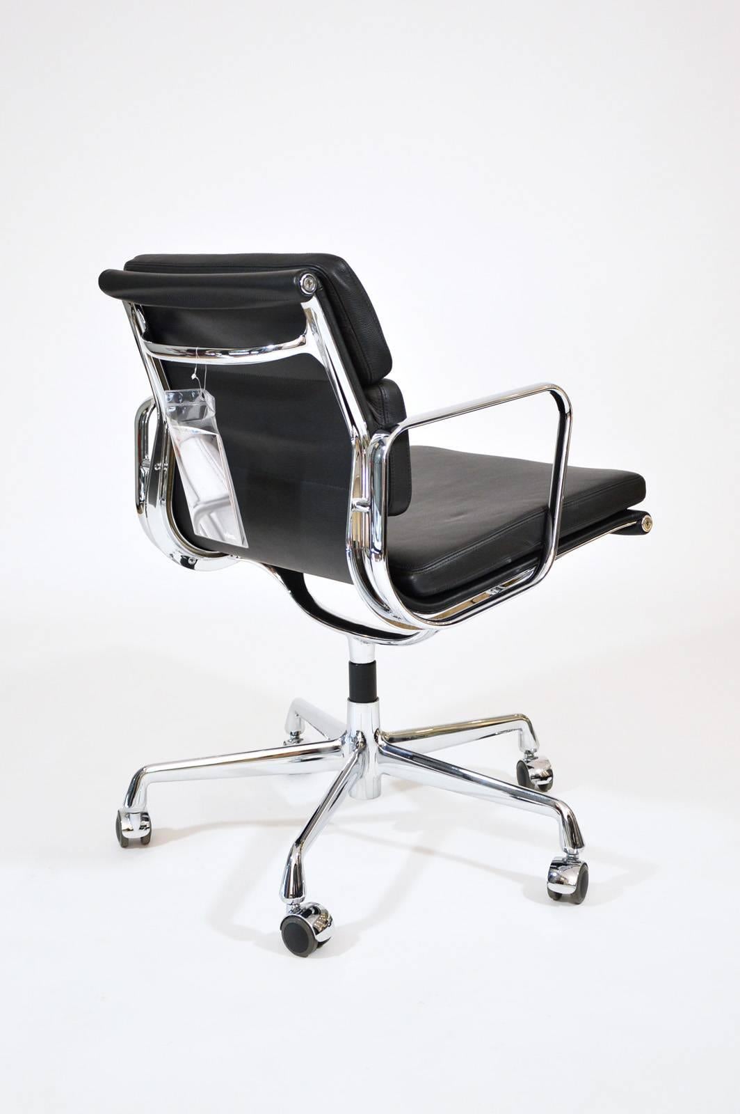 Charles Eames Vitra Soft Pad Aluminium Group Black Leather Chair Unused 1