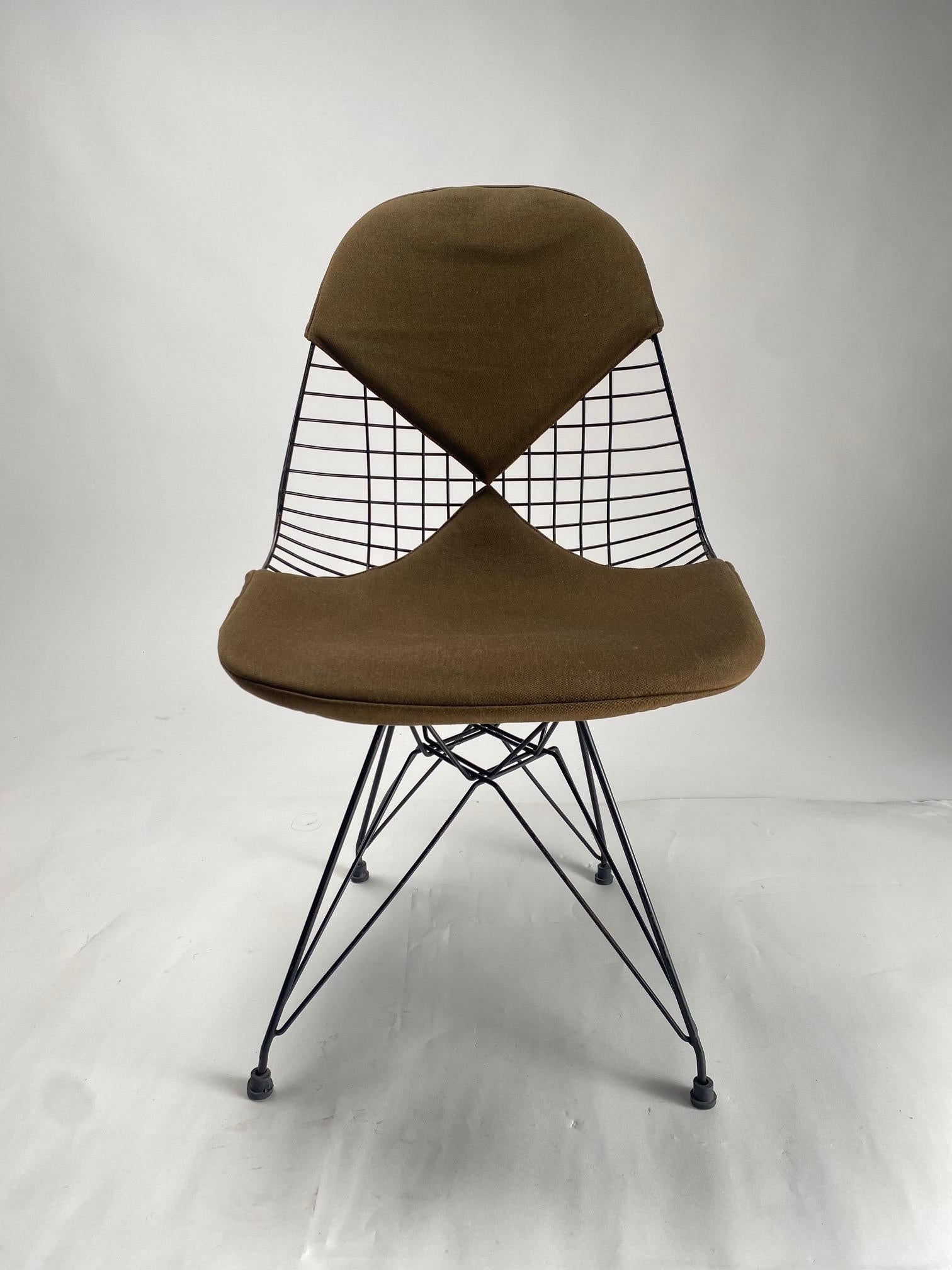 Awesome Classic Brown Eames Draht Stühle auf einem schwarzen Eiffel Basis mit dem Bikini-Bezug für Herman Miller. 

Er ist eine echte Ikone des amerikanischen Designs aus der Mitte des Jahrhunderts und wird hier in einer seiner allerersten Versionen
